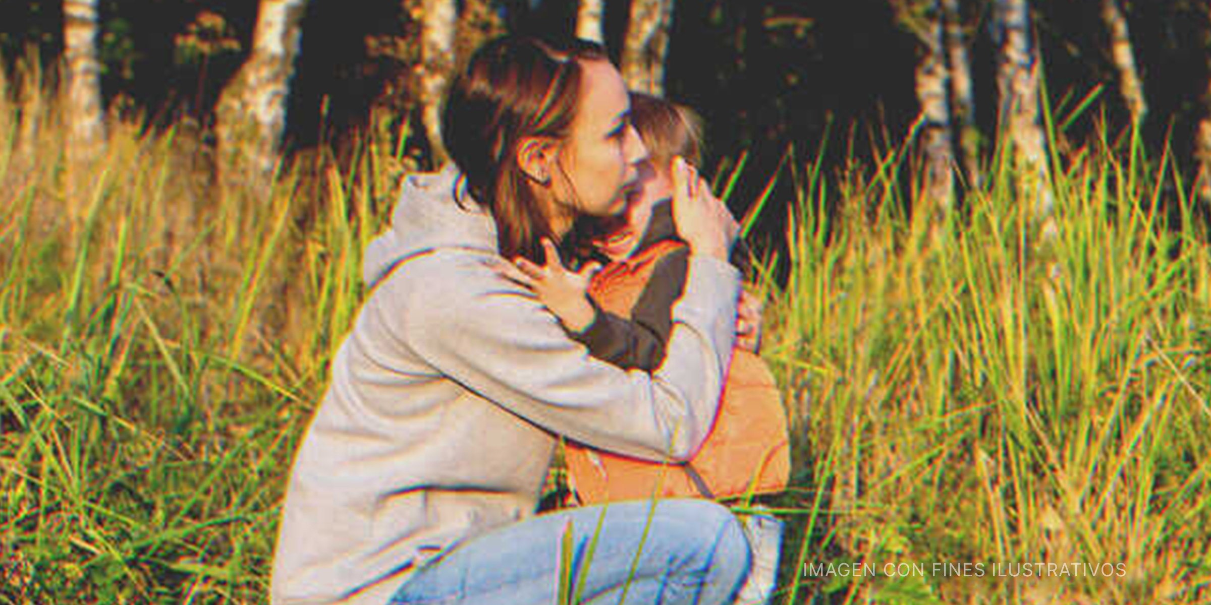 Mujer abrazando a un niño pequeño. | Foto: Shutterstock