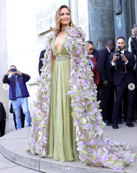 Jennifer Lopez posando con su vestido verde publicado el 25 de enero de 2024 | Foto: Instagram/entertainmenttonight