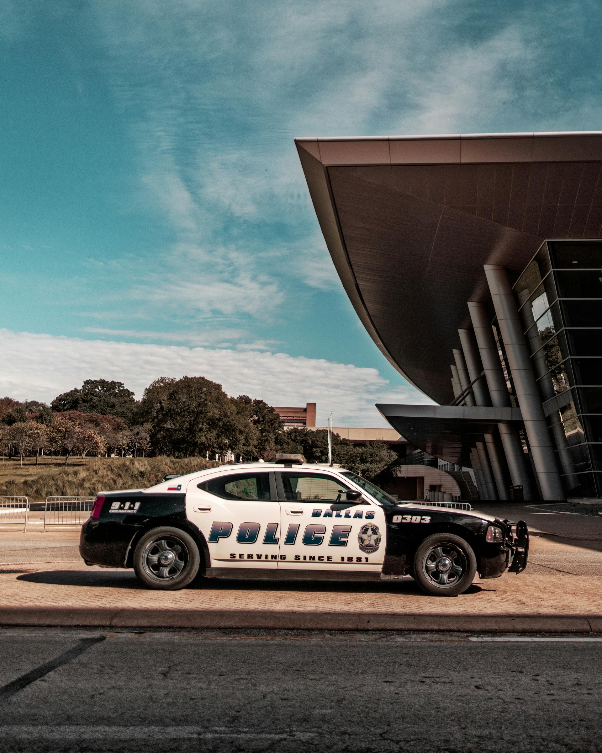 Un Automóvil de Policía aparcado cerca de un edificio | Fuente: Pexels