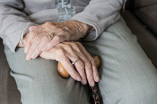 Manos de mujer mayor. │ Foto: Pixabay