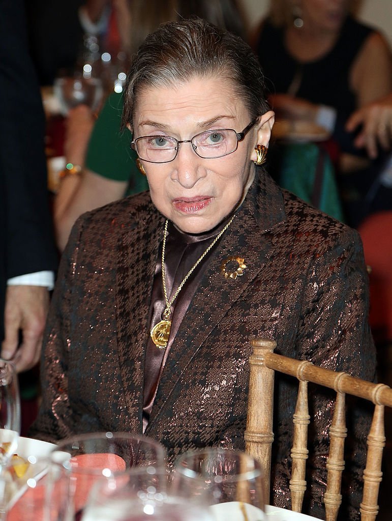 La jueza Ruth Bader Ginsburg asiste a la 38a gala anual de la Richard Tucker Music Foundation. | Foto: Getty Images