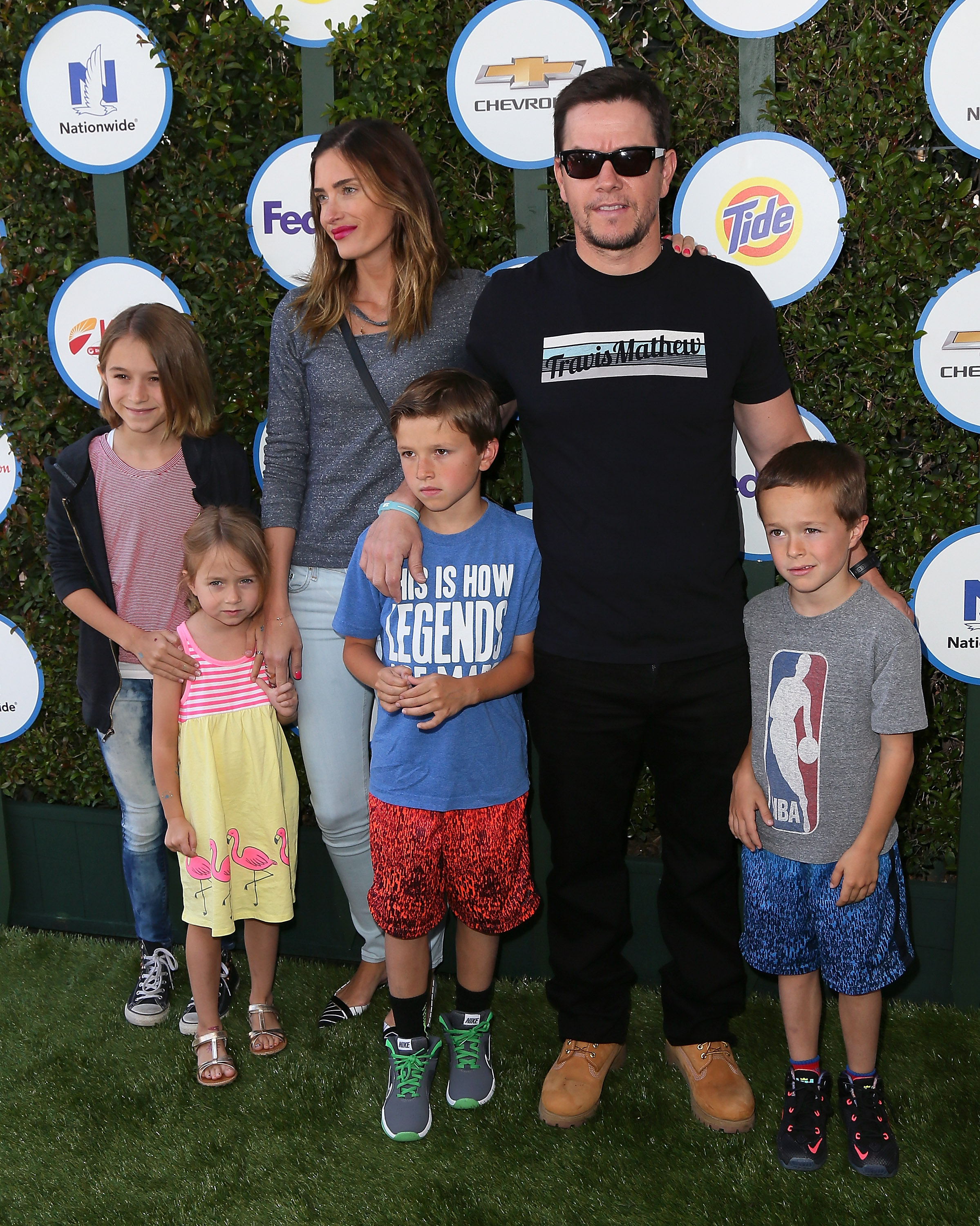 Mark Wahlberg, acompañado por su esposa, Rhea Durham, y sus hijos, asistió al evento Safe Kids Day presentado por Nationwide en The Lot en West Hollywood, California, el 26 de abril de 2015. | Foto: Getty Images