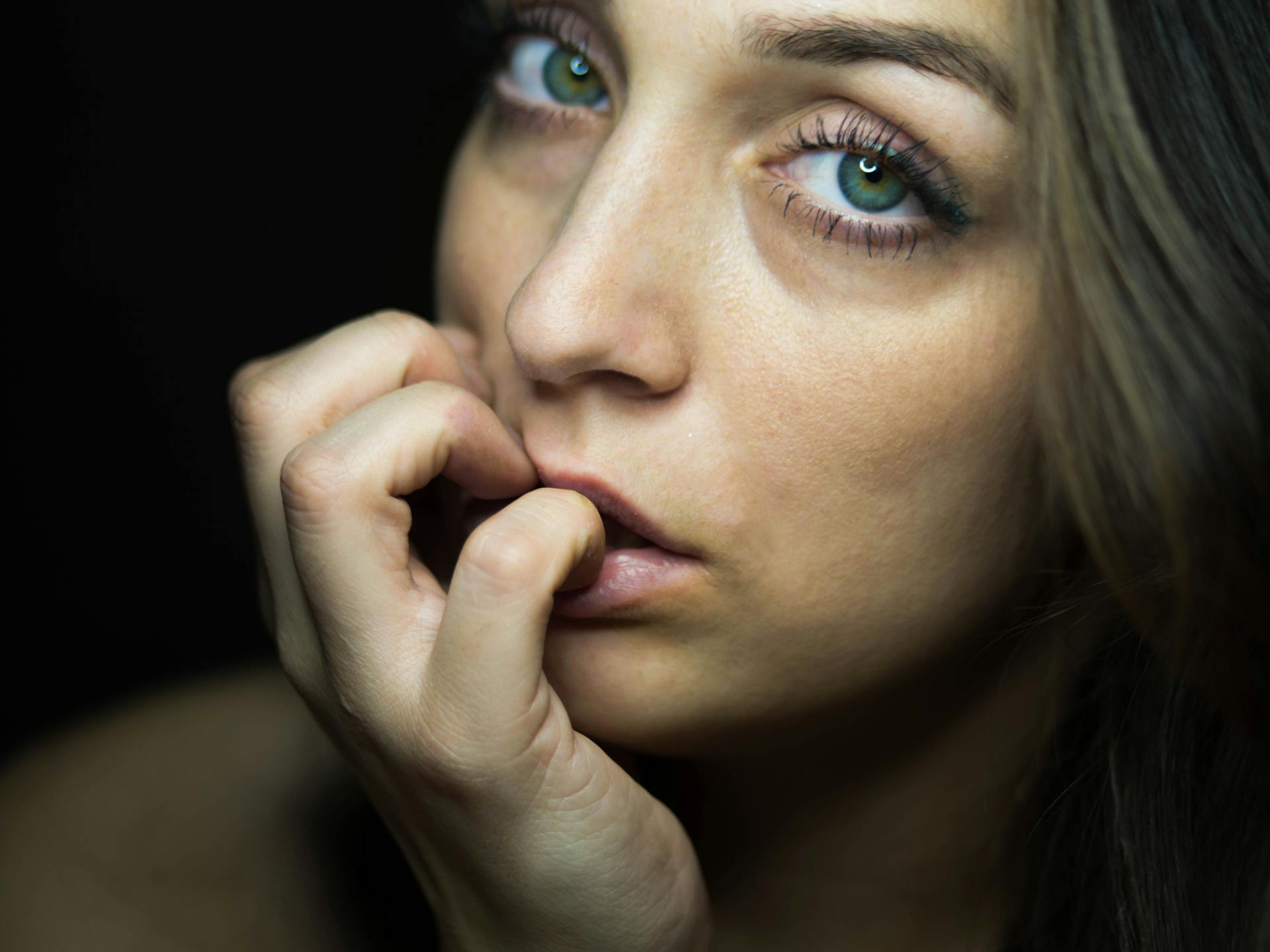 Una mujer mirando a un lado | Fuente: Pexels