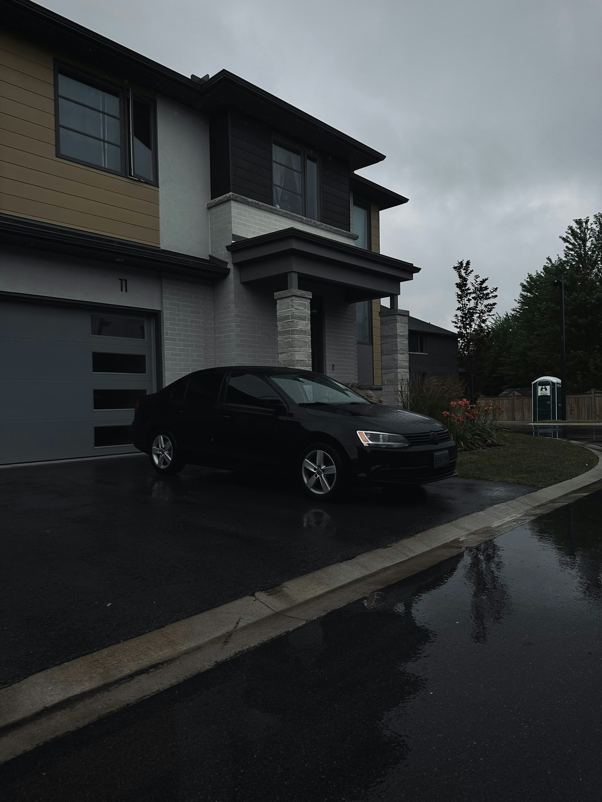 Un automóvil aparcado delante de una casa | Fuente: Unsplash