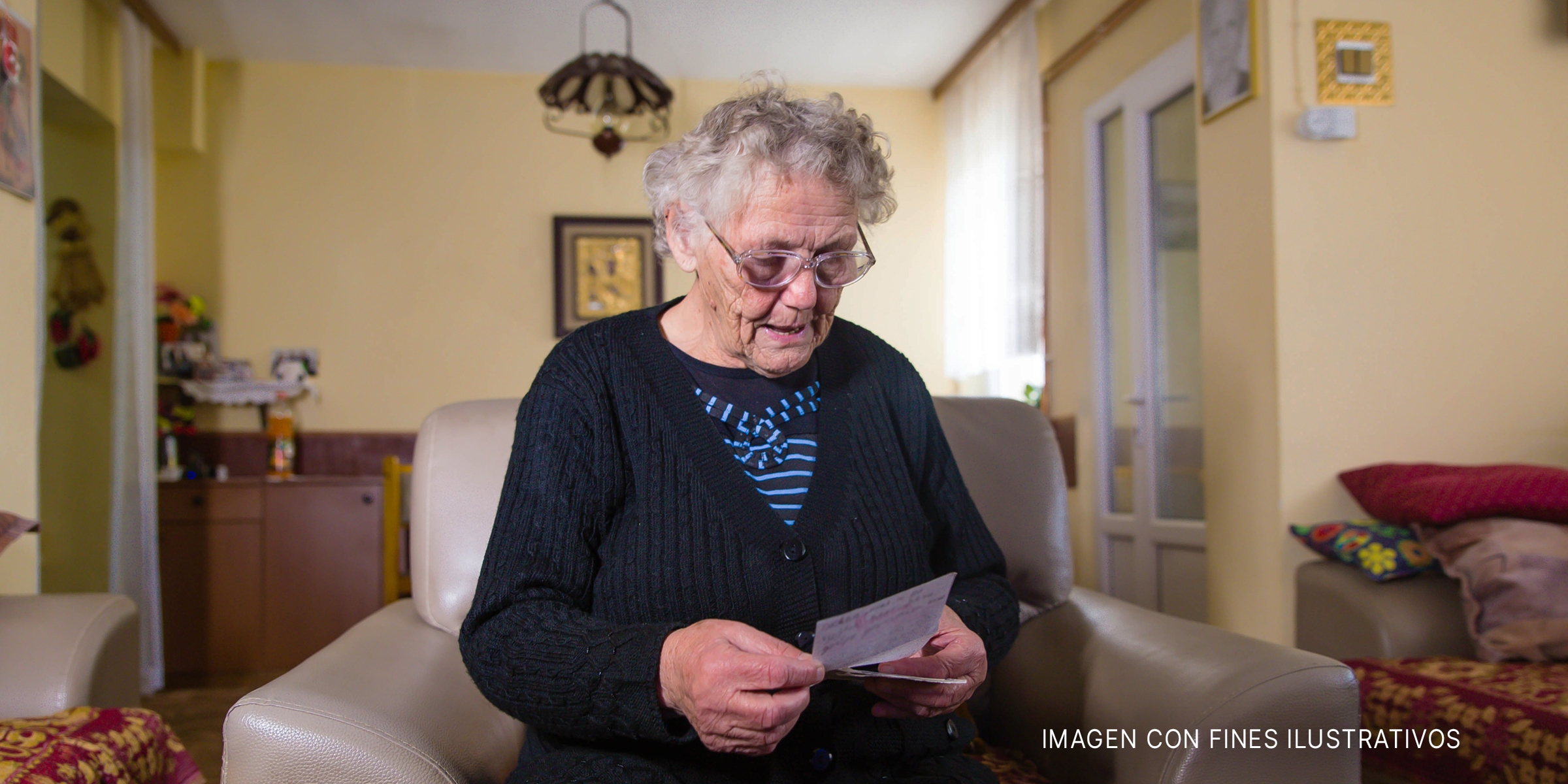 Anciana leyendo una carta en su habitación | Foto: Getty Images