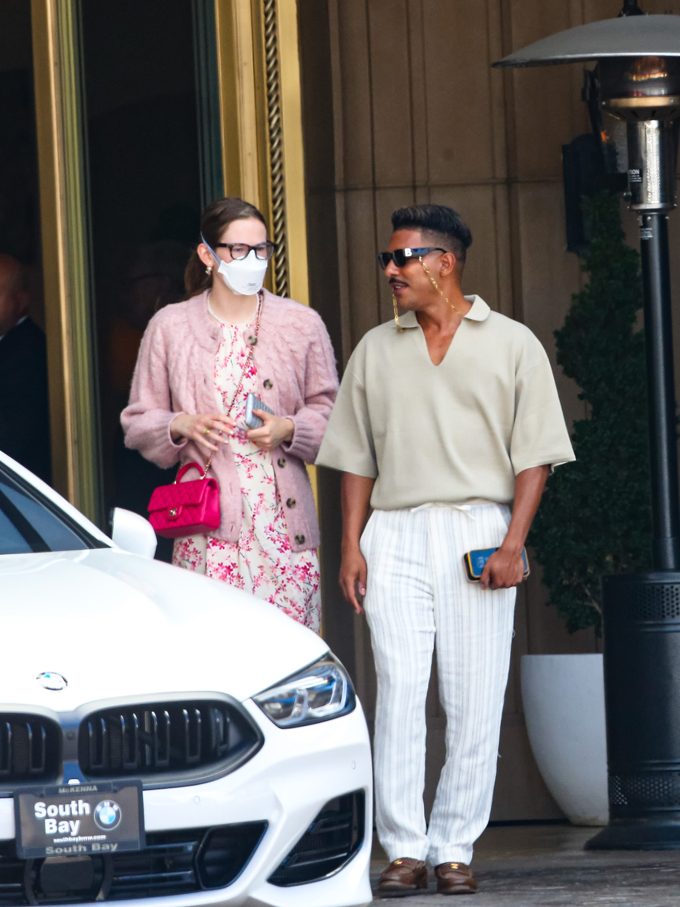 Violet Affleck vista saliendo con un hombre no identificado en Los Ángeles, California, el 13 de junio de 2024 | Fuente: Getty Images