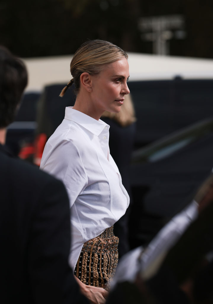 Charlize Theron en Christian Dior Ready To Wear Primavera 2024 celebrado en el Jardin des Tuileries el 26 de septiembre de 2023, en París, Francia | Fuente: Getty Images