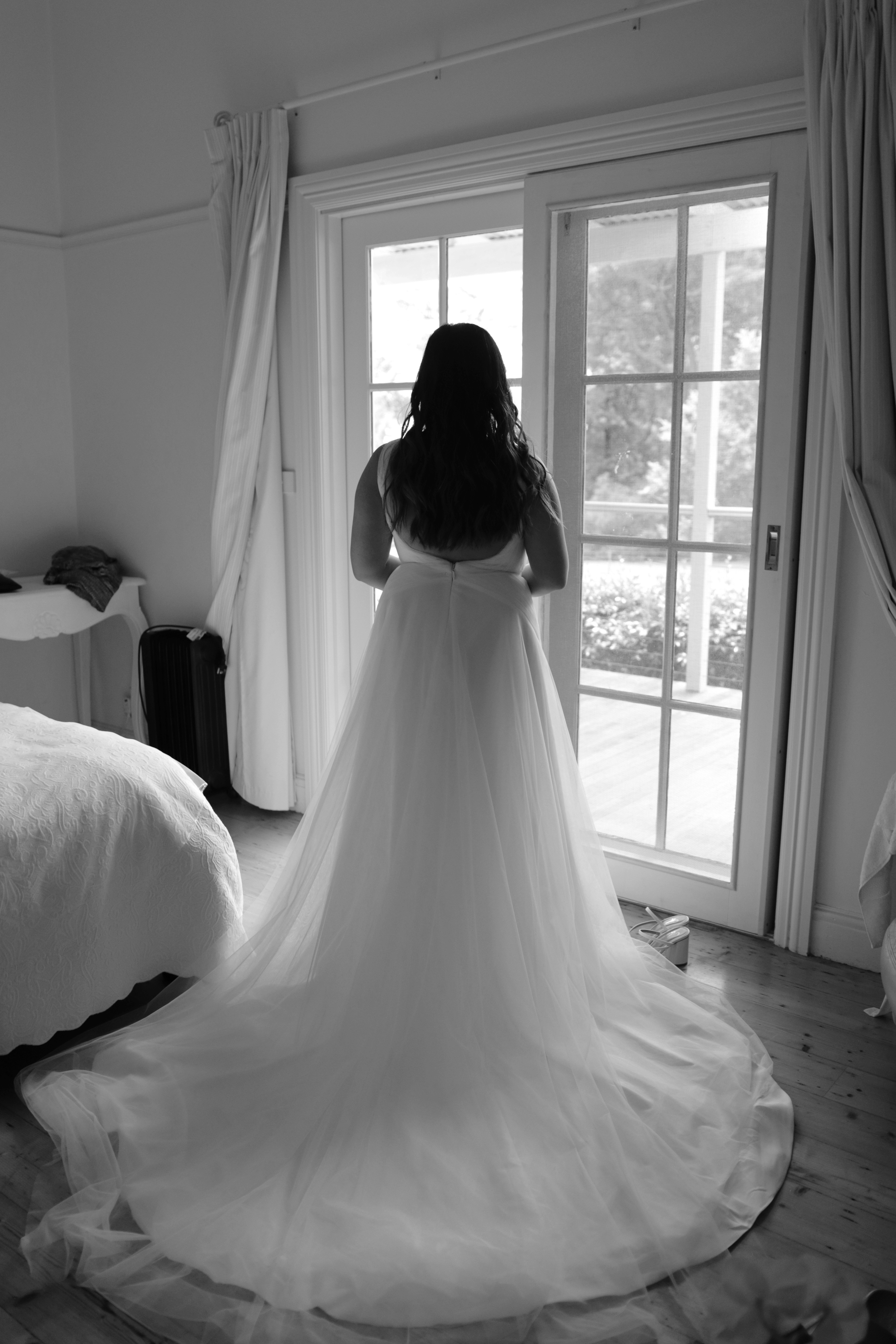 Toma trasera de una novia vestida de novia | Fuente: Unsplash