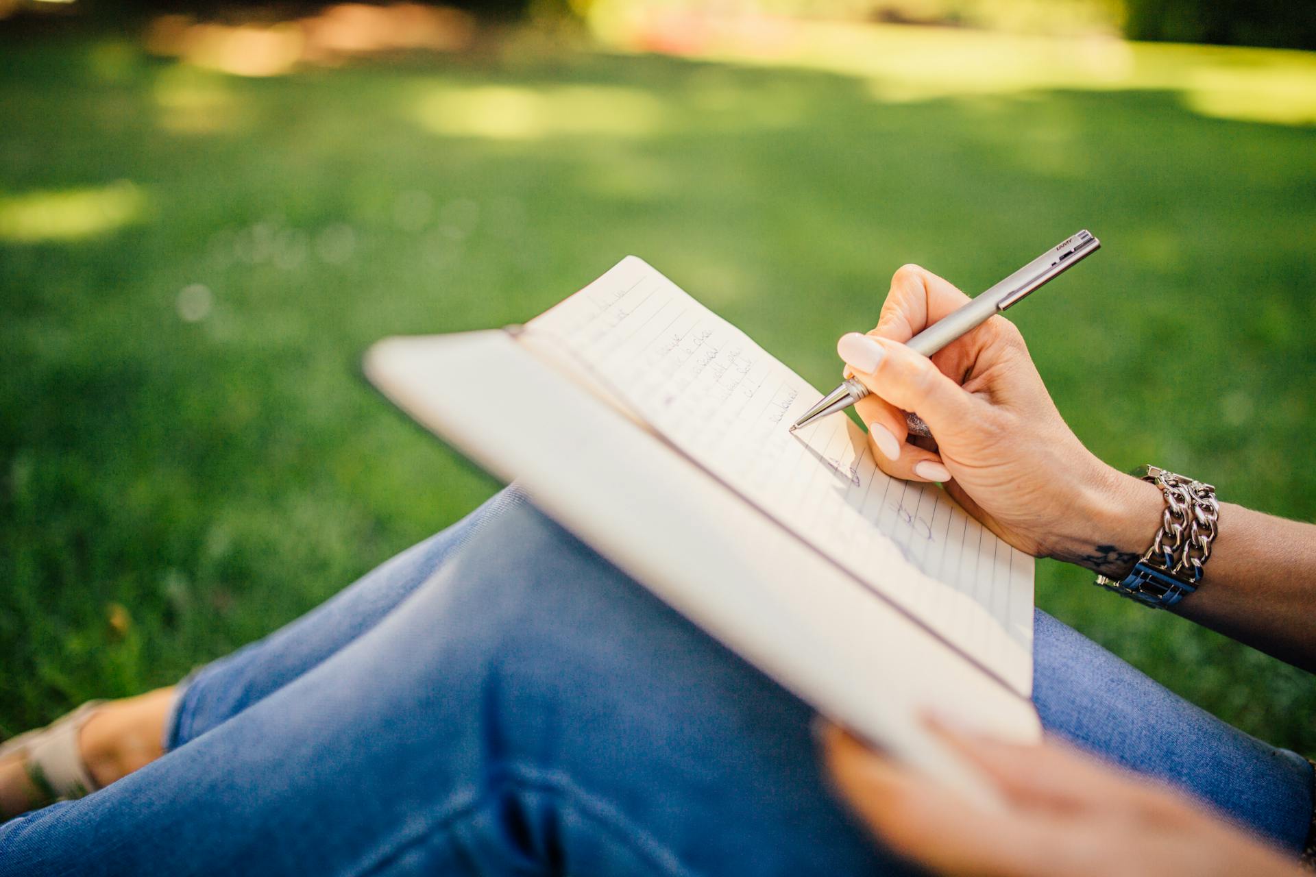 Una mujer escribiendo en su cuaderno | Fuente: Pexels