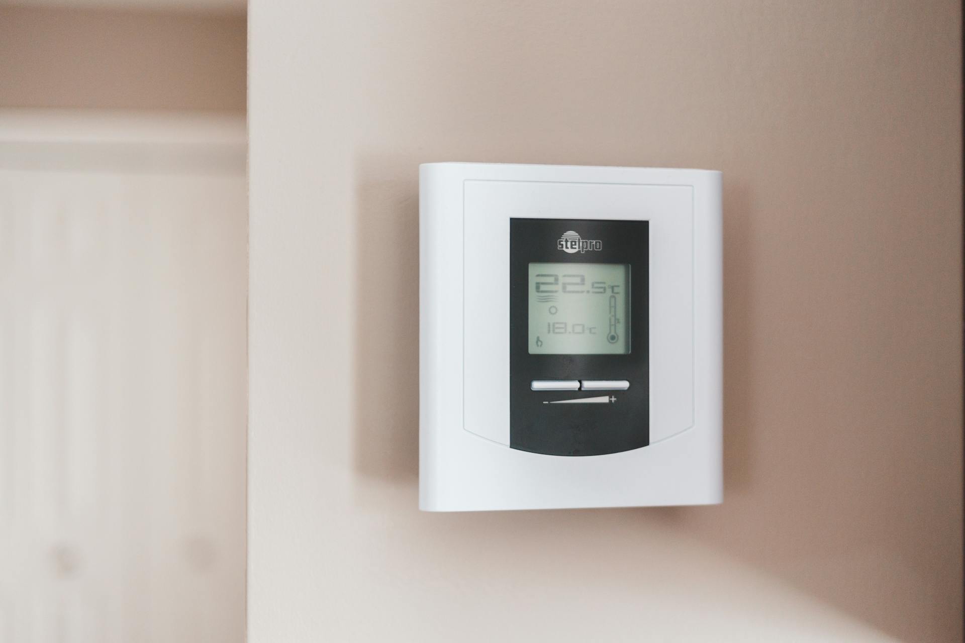 Un termostato en la pared | Fuente: Pexels