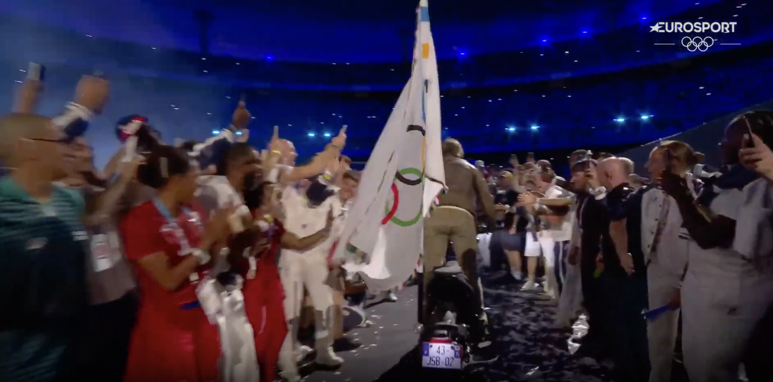 Tom Cruise saliendo del estadio con la bandera olímpica, publicado el 12 de agosto de 2024 | Fuente: YouTube/Eurosport