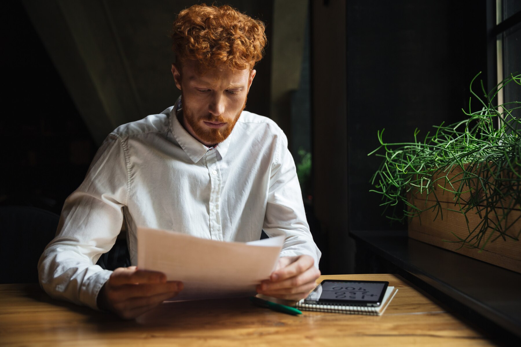 Un hombre leyendo una carta | Fuente: Freepik