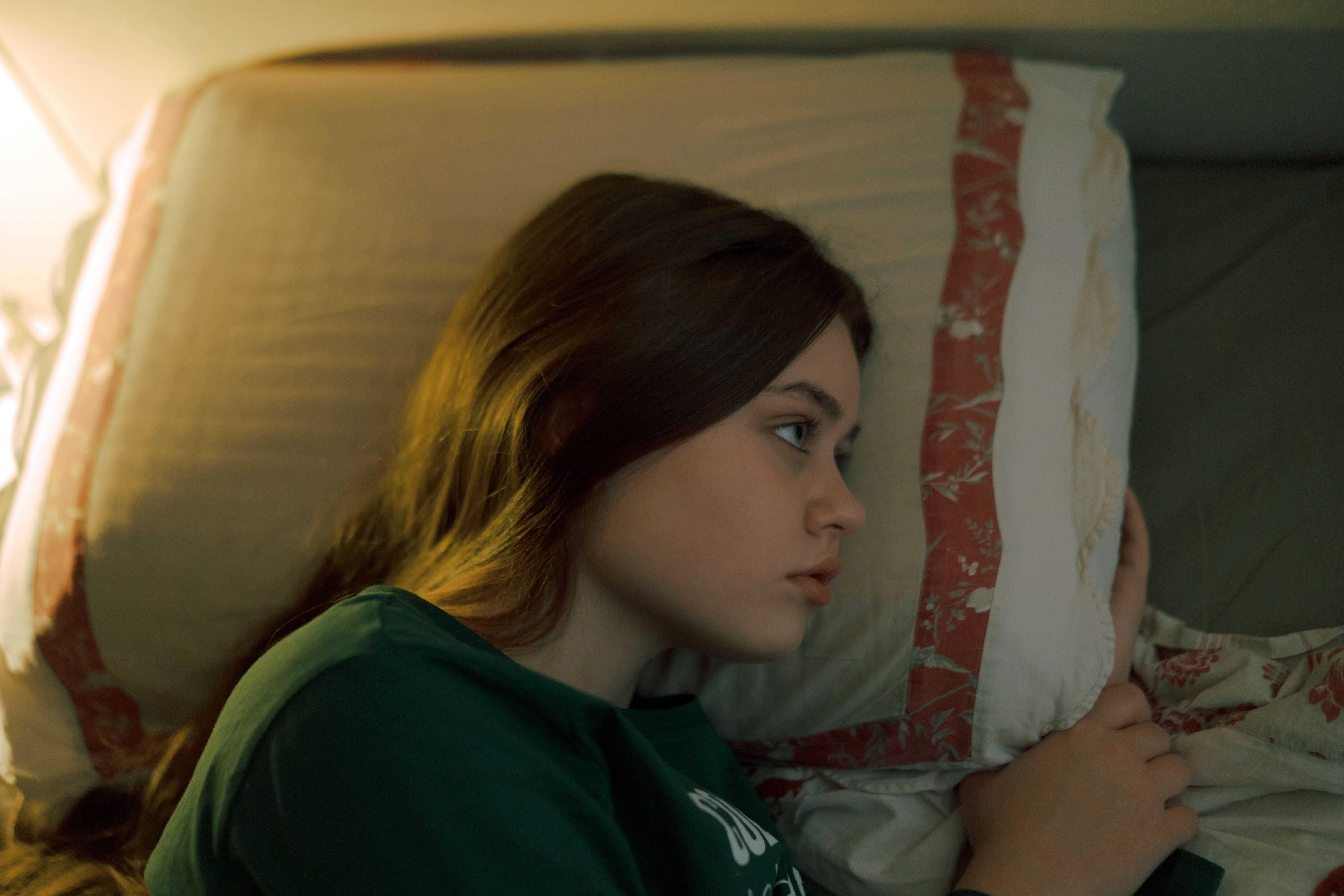 Retrato de una adolescente tumbada en la cama | Foto: Getty Images