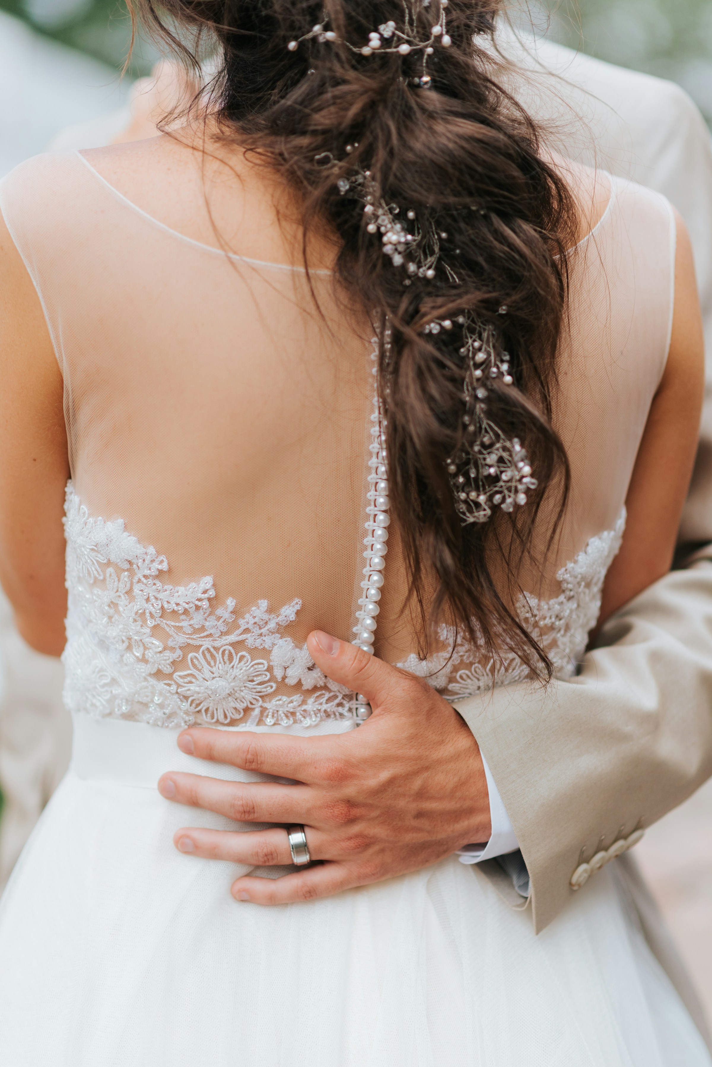 Primer plano de un novio abrazando a su novia | Fuente: Unsplash