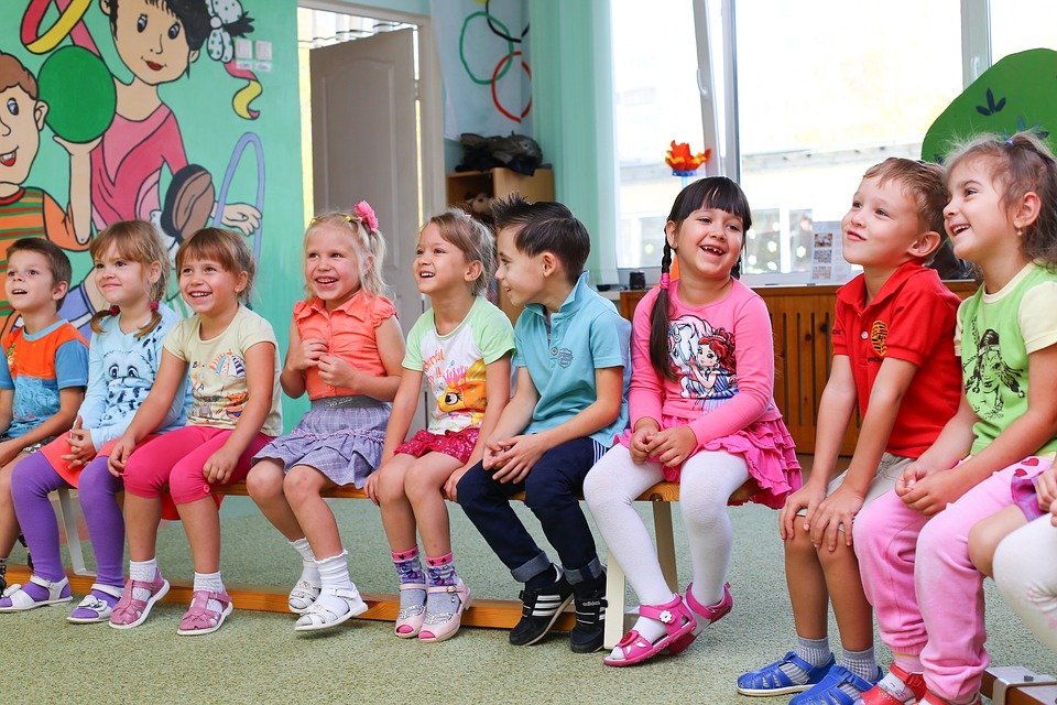 Grupo de niños sentados en un aula. | Imagen: Max Pixel