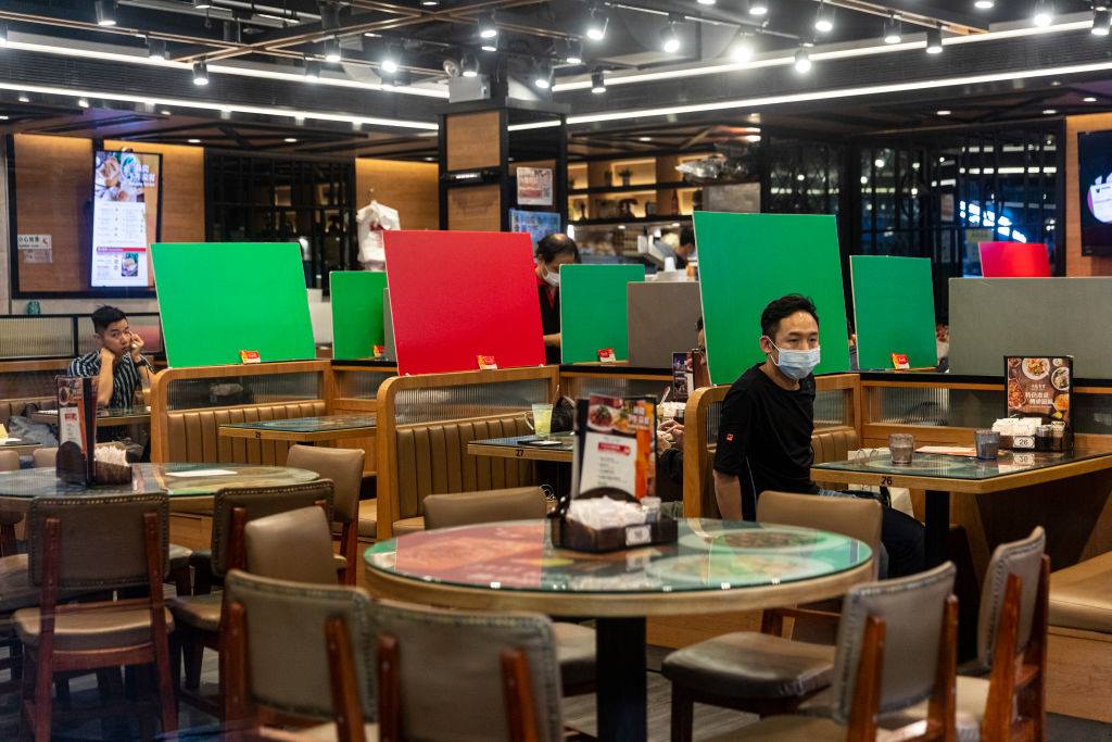 Barreras de plástico que imponen medidas de distanciamiento social vistas en un restaurante durante la pandemia del virus de la corona. I Foto: Getty Images