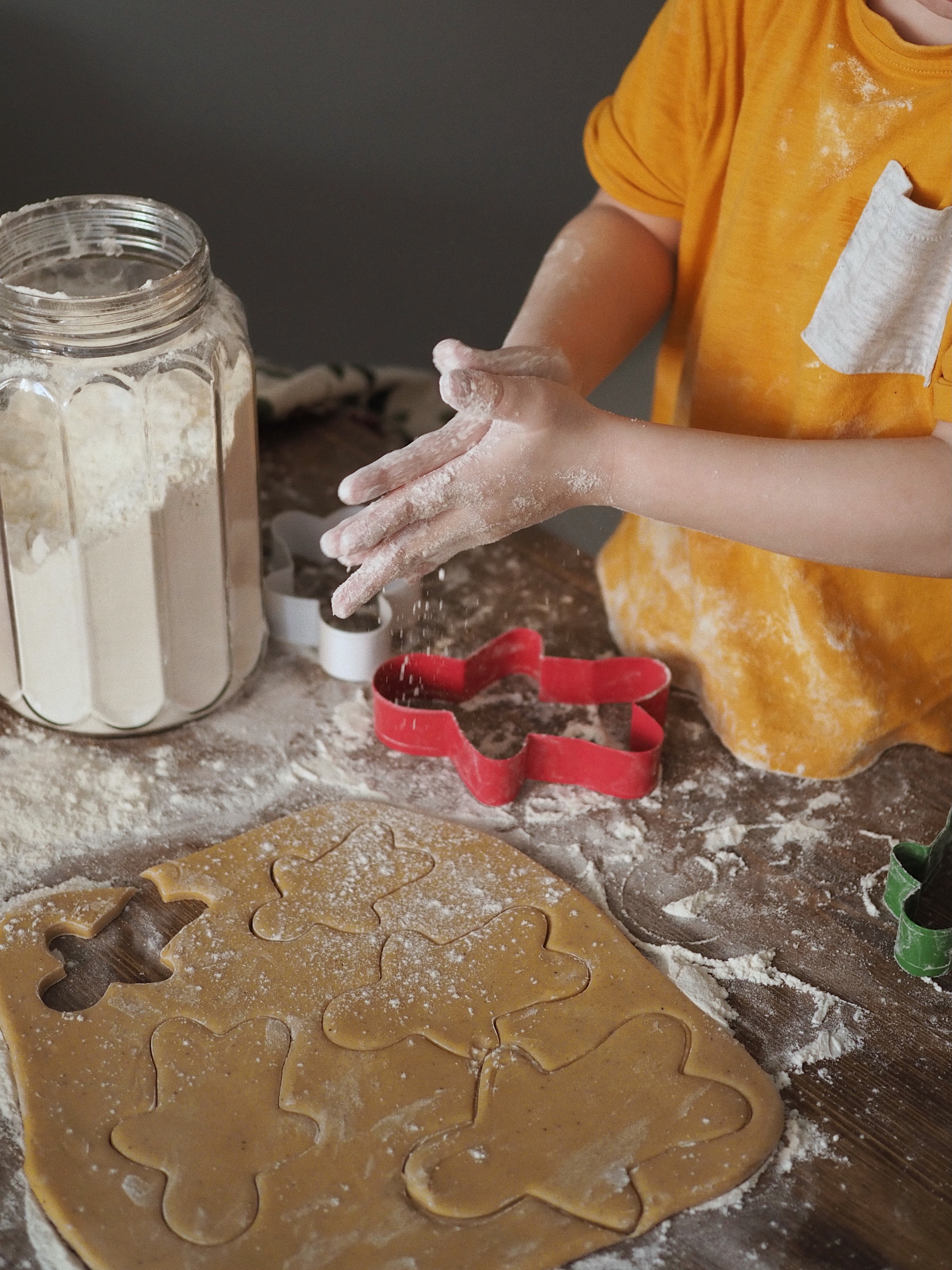 Niño haciendo galletas | Foto: Unsplash