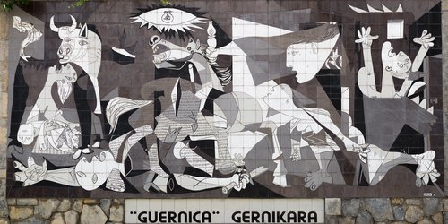 Una pared de azulejos en Gernika recuerda los bombardeos durante la Guerra Civil española. | Fuente: Shutterstock
