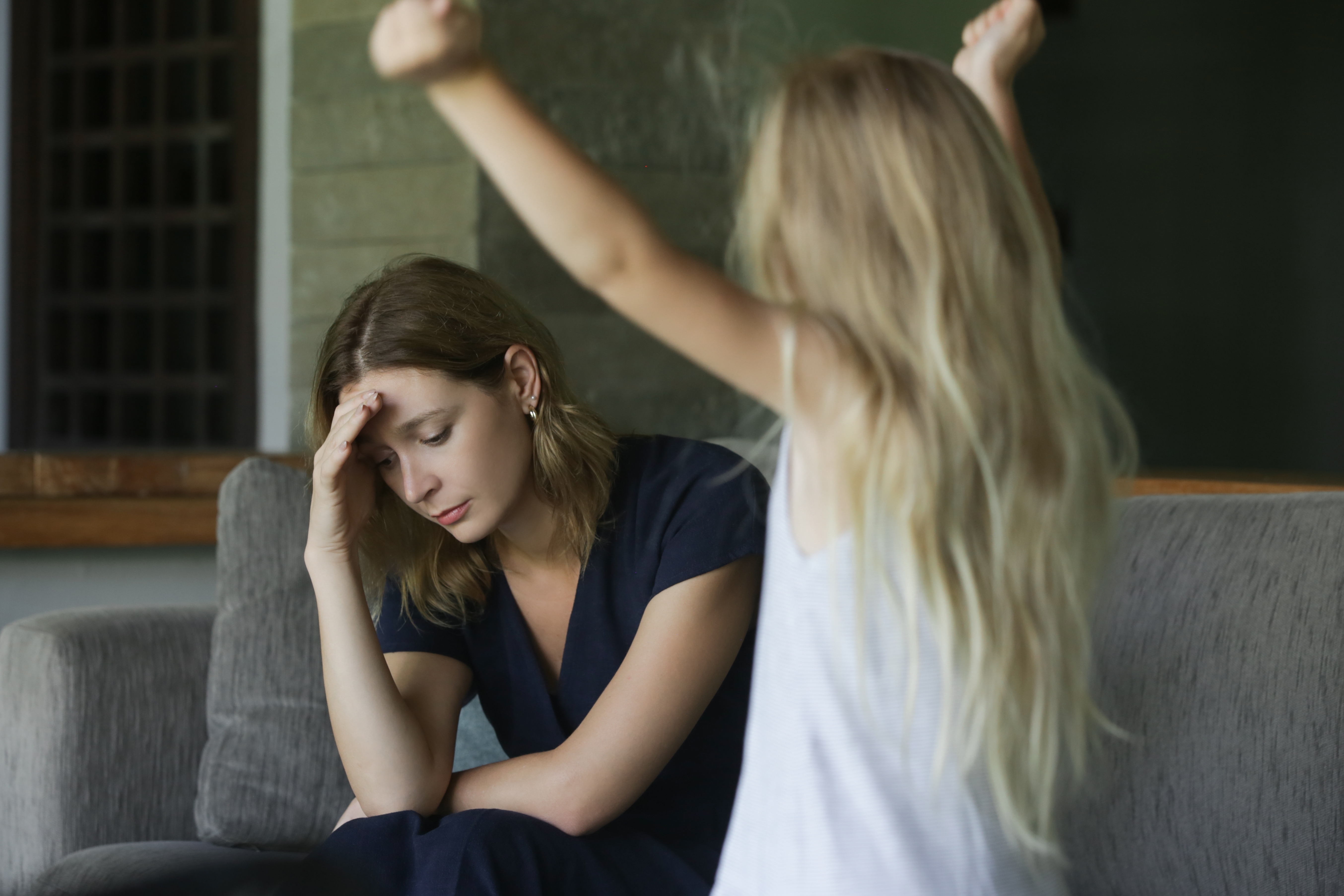 Una niña grita a una mujer cansada. | Foto: Shutterstock