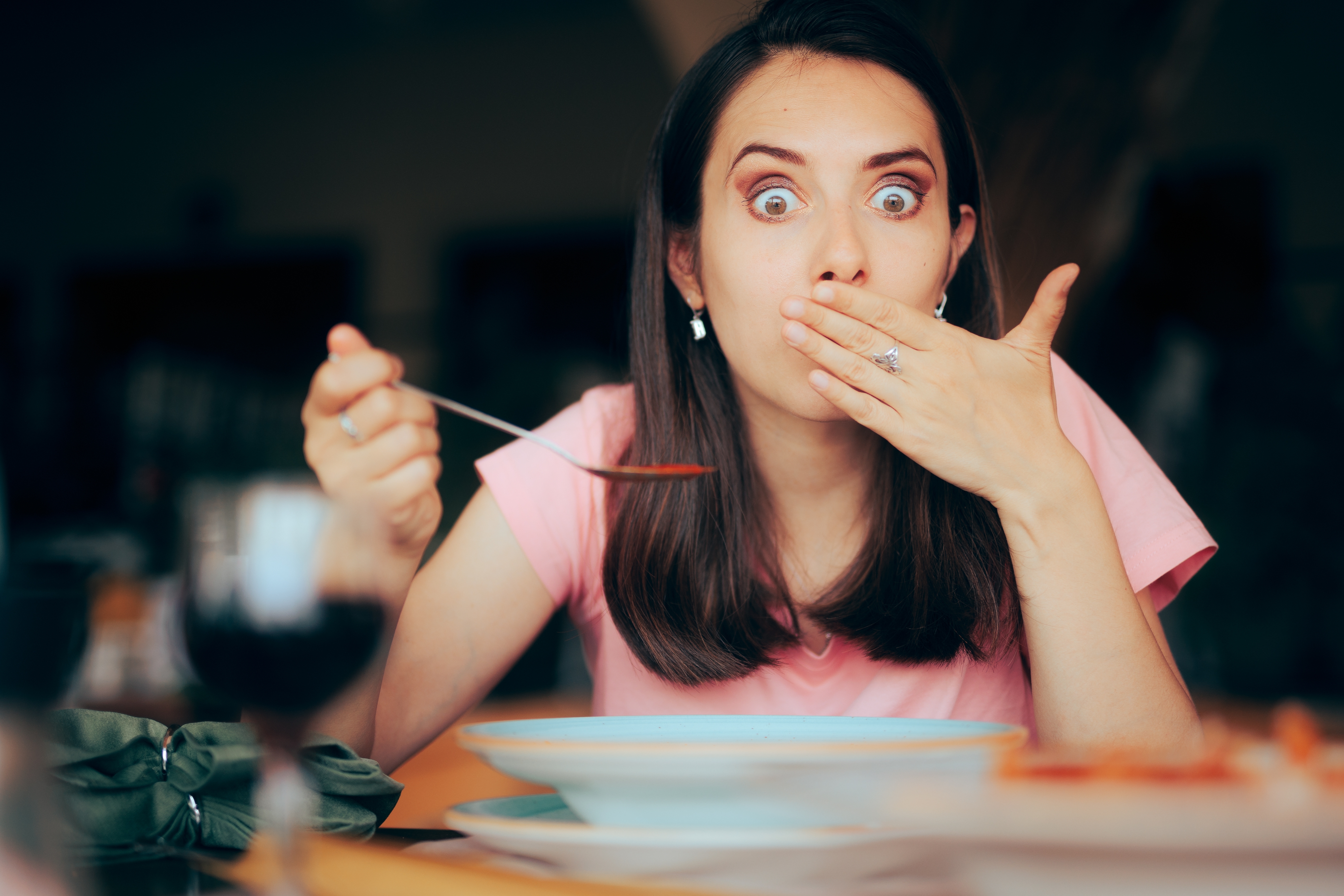 Mujer sorprendida por la comida | Foto: Shutterstock