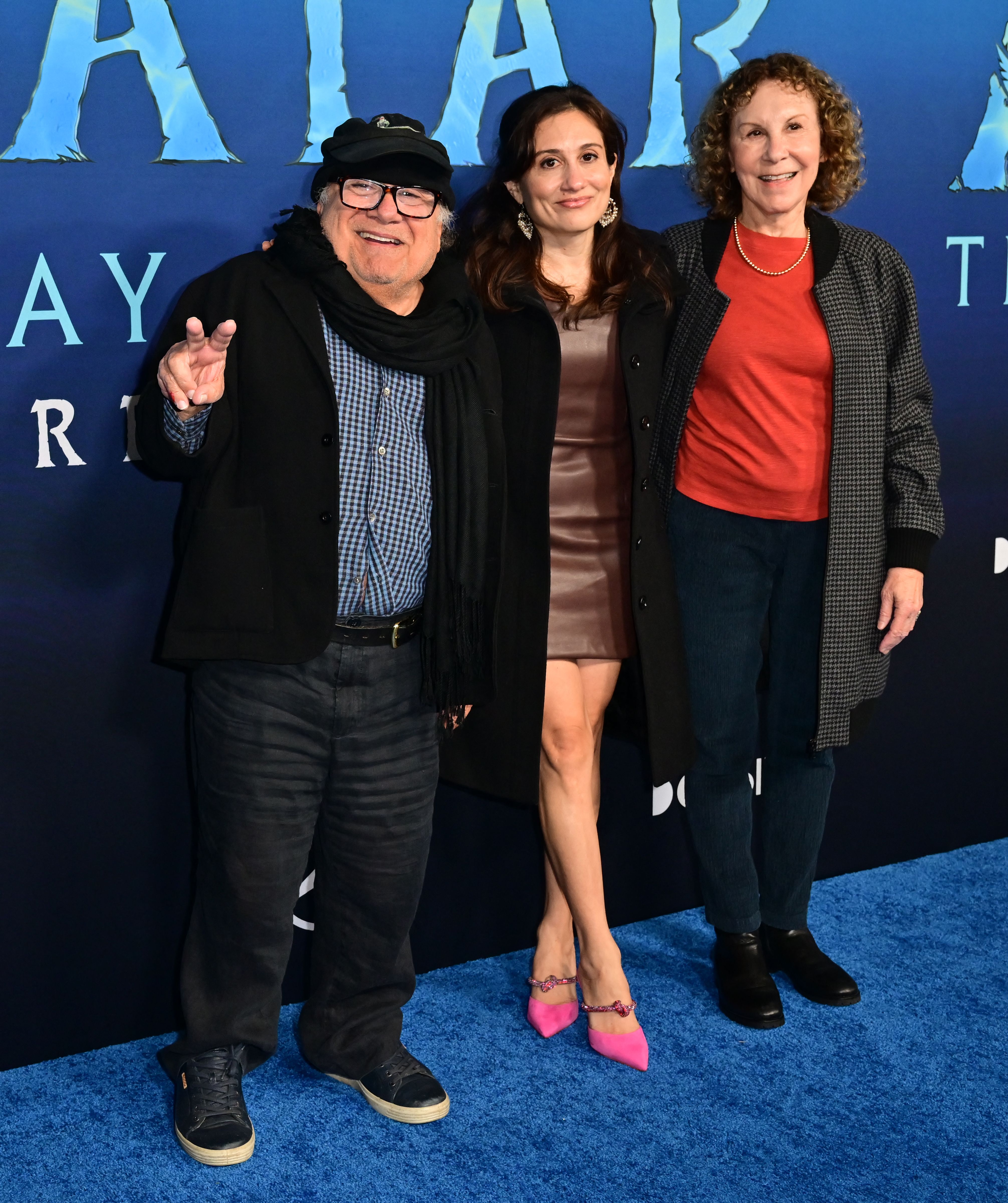 Danny DeVito, Rhea Perlman y su hija, en el estreno de "Avatar: The Way of Water" el 12 de diciembre de 2022 | Fuente: Getty Images