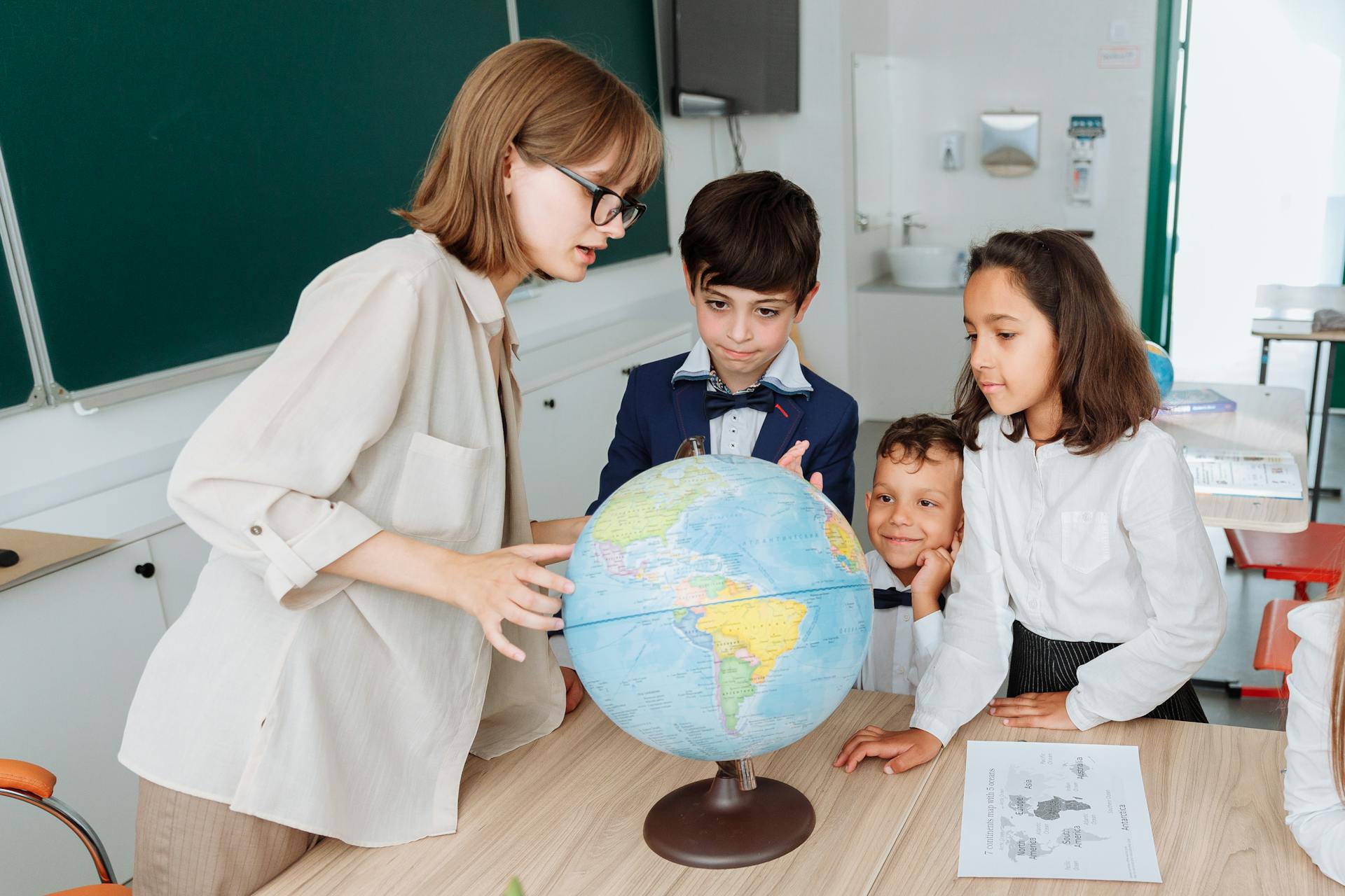 Un profesor de Geografía con alumnos en un aula | Fuente: Pexels