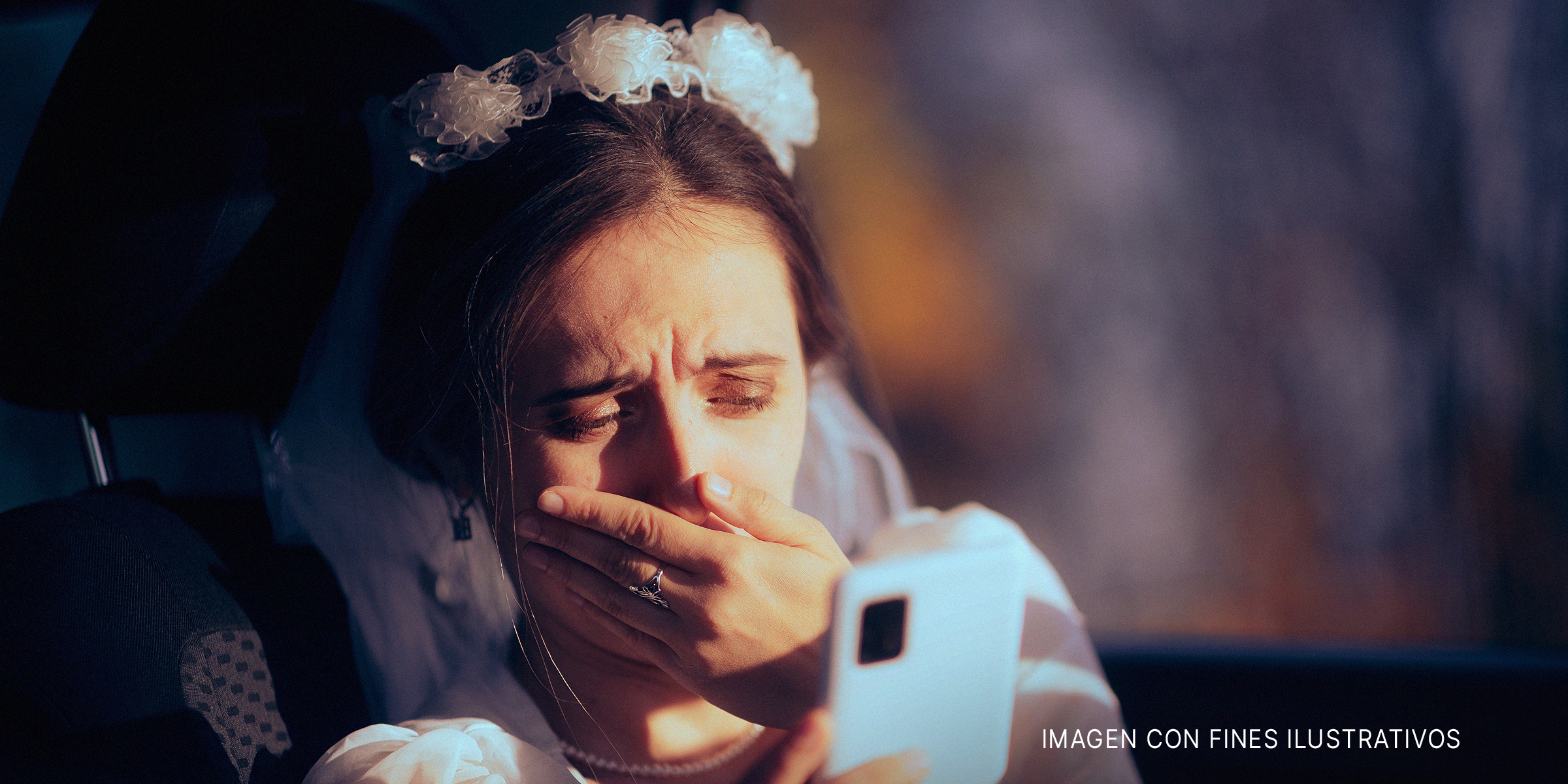 Una novia sorprendida mirando su teléfono | Foto: Shutterstock