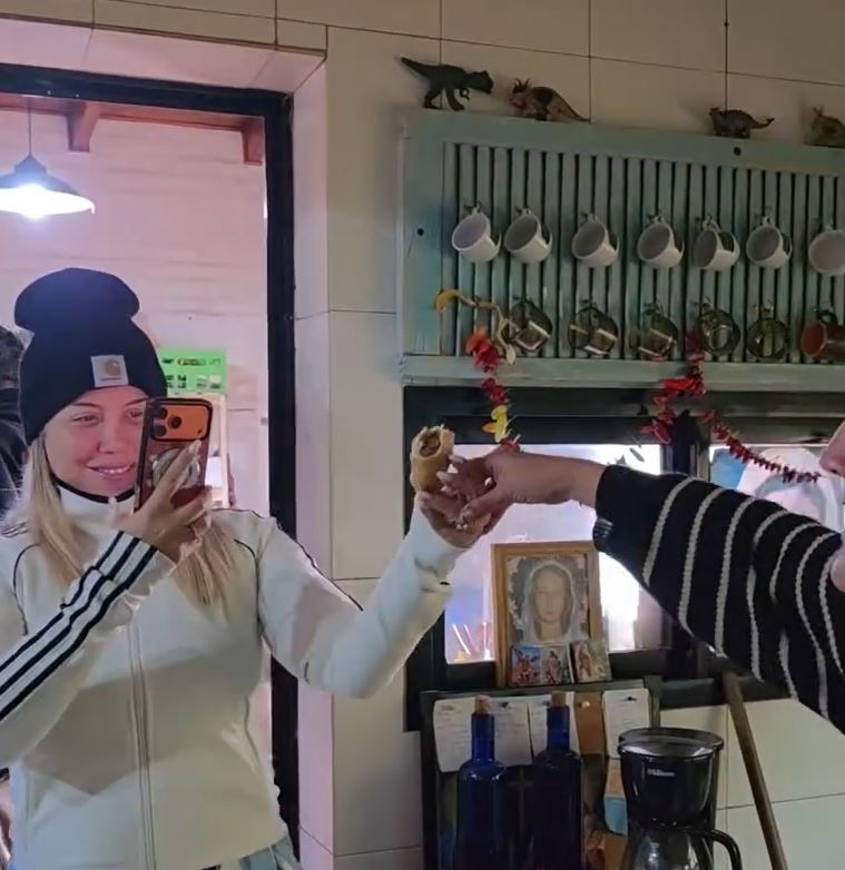Wanda filma con su celular mientras se divierte en la casa del padre de Mauro Icardi | Fuente: Instagram/aldanaicardi