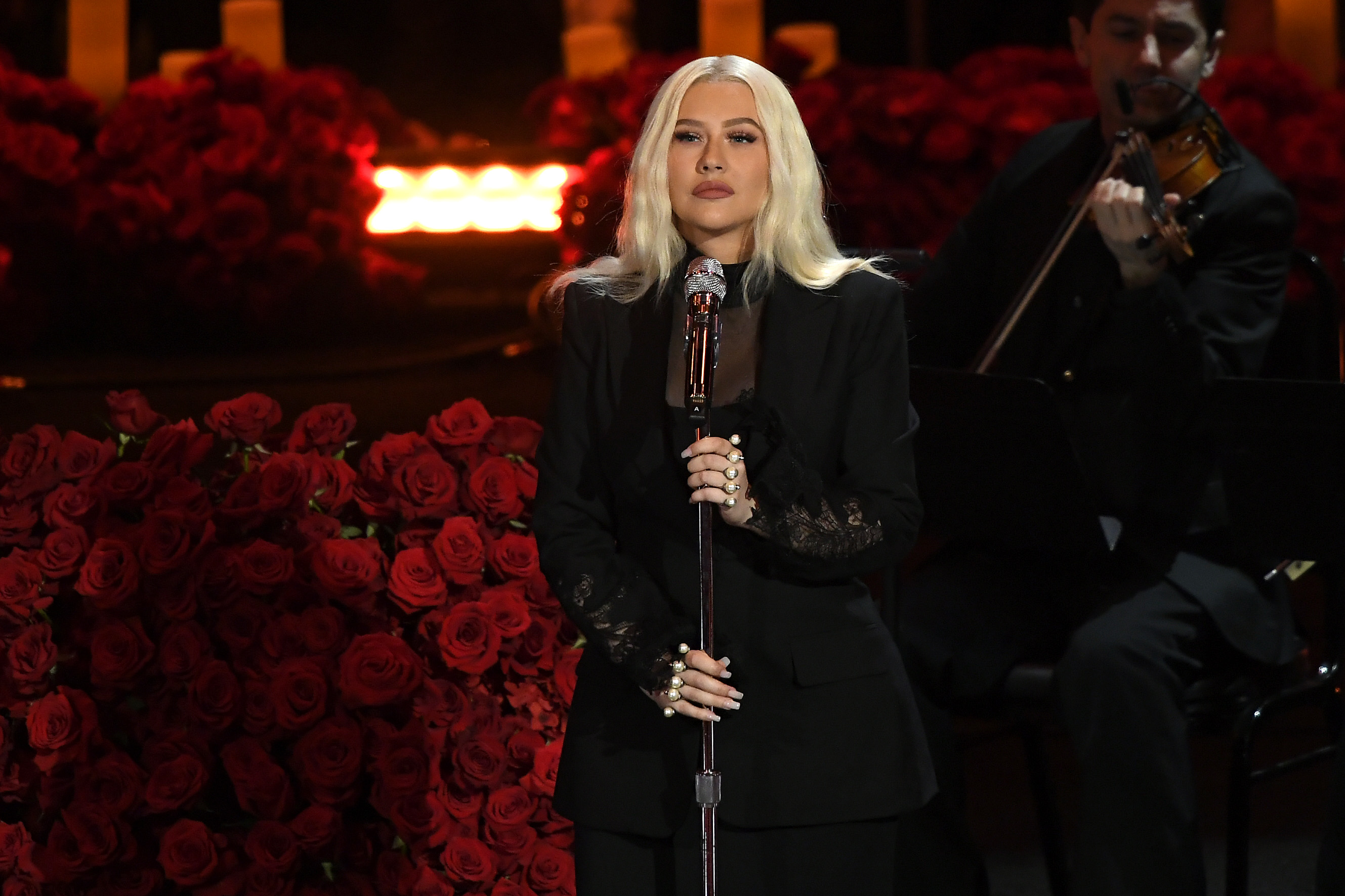 En 2020, Christina Aguilera llevaba más de dos décadas viendo cómo cambiaba su aspecto bajo el intenso escrutinio del público. Más tarde explicaría que la madurez le había ayudado a estar mucho menos dispuesta a dejarse influir por las opiniones de los demás sobre su cuerpo.