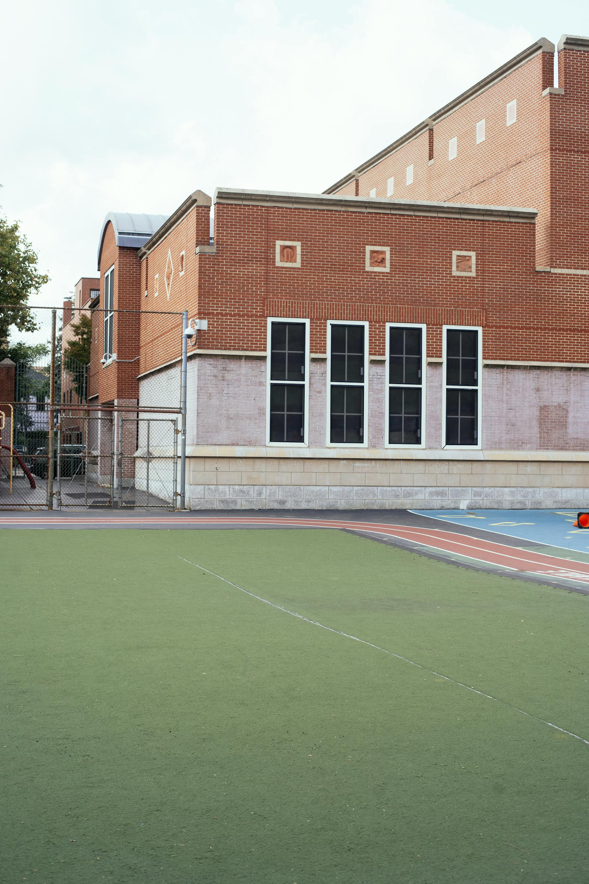 Exterior de un edificio escolar | Fuente: Pexels