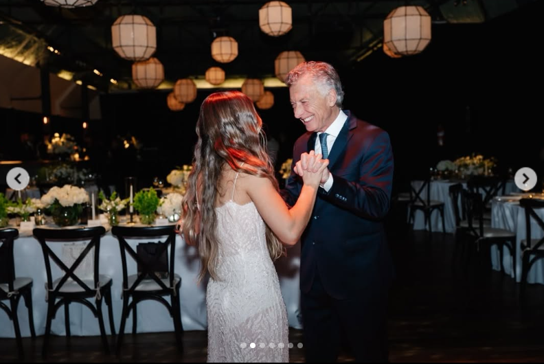 Mauricio Macri y Antonia Macri comparten el esperado vals en el centro del salón, tomados de las manos y sonrientes bajo la cuidada iluminación de la fiesta. | Fuente: Instagram/mauriciomacri