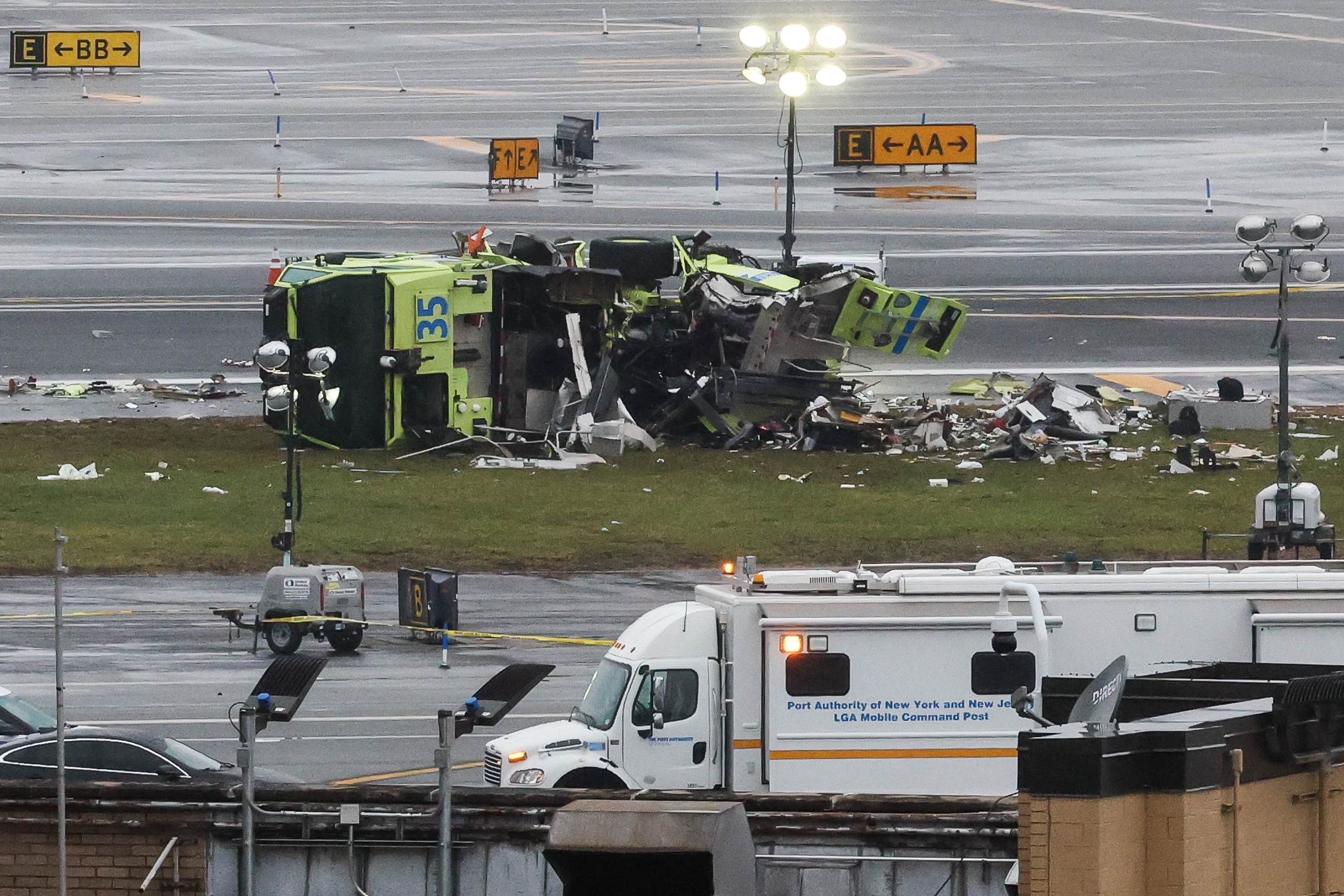 Un camión de bomberos de la Autoridad Portuaria, dañado, permanece cerca de la pista tras colisionar con un avión CRJ-900 de Air Canada Express en el aeropuerto LaGuardia de Nueva York, el 23 de marzo de 2026. | Fuente: Getty Images