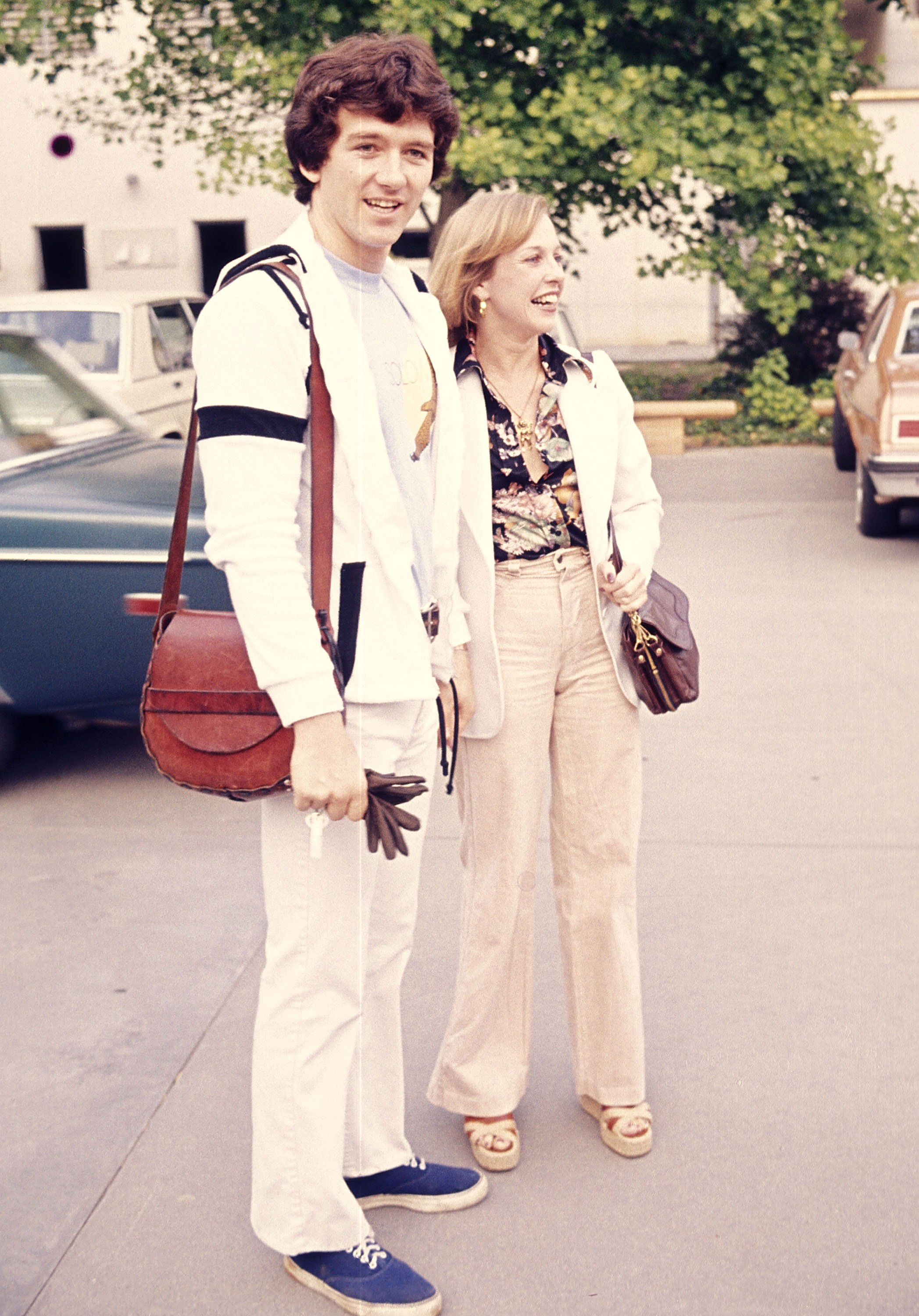 Patrick Duffy y Carlyn Rosser fotografiados en la Universidad Estatal de California el 22 de mayo de 1977 | Fuente: Getty Images