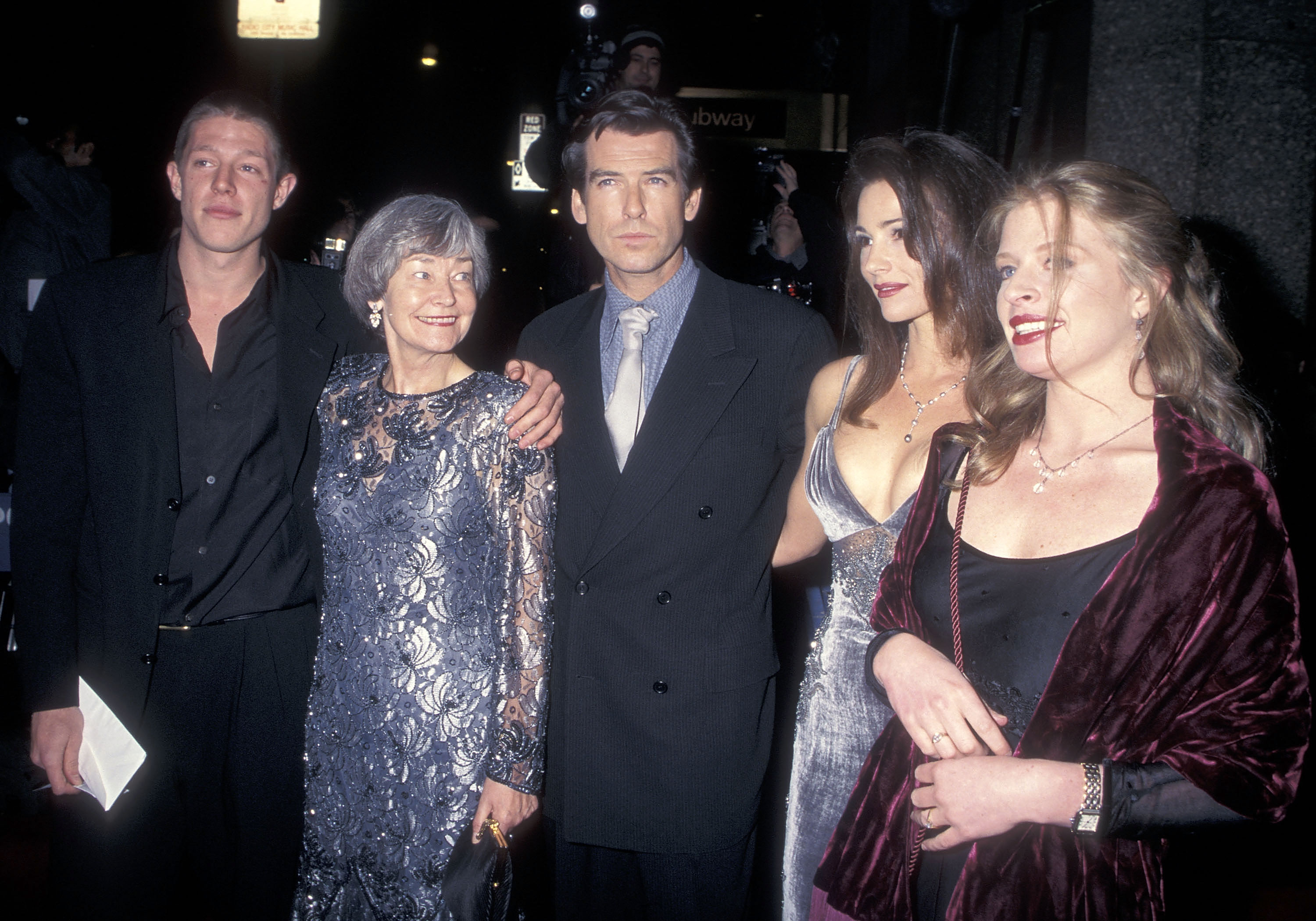 Christopher Brosnan, la madre de Pierce Brosnan, May Smith, Pierce Brosnan, Keely Shaye Smith y Charlotte Brosnan en la fiesta del estreno de "GoldenEye" el 13 de noviembre de 1995, en Nueva York | Fuente: Getty Images