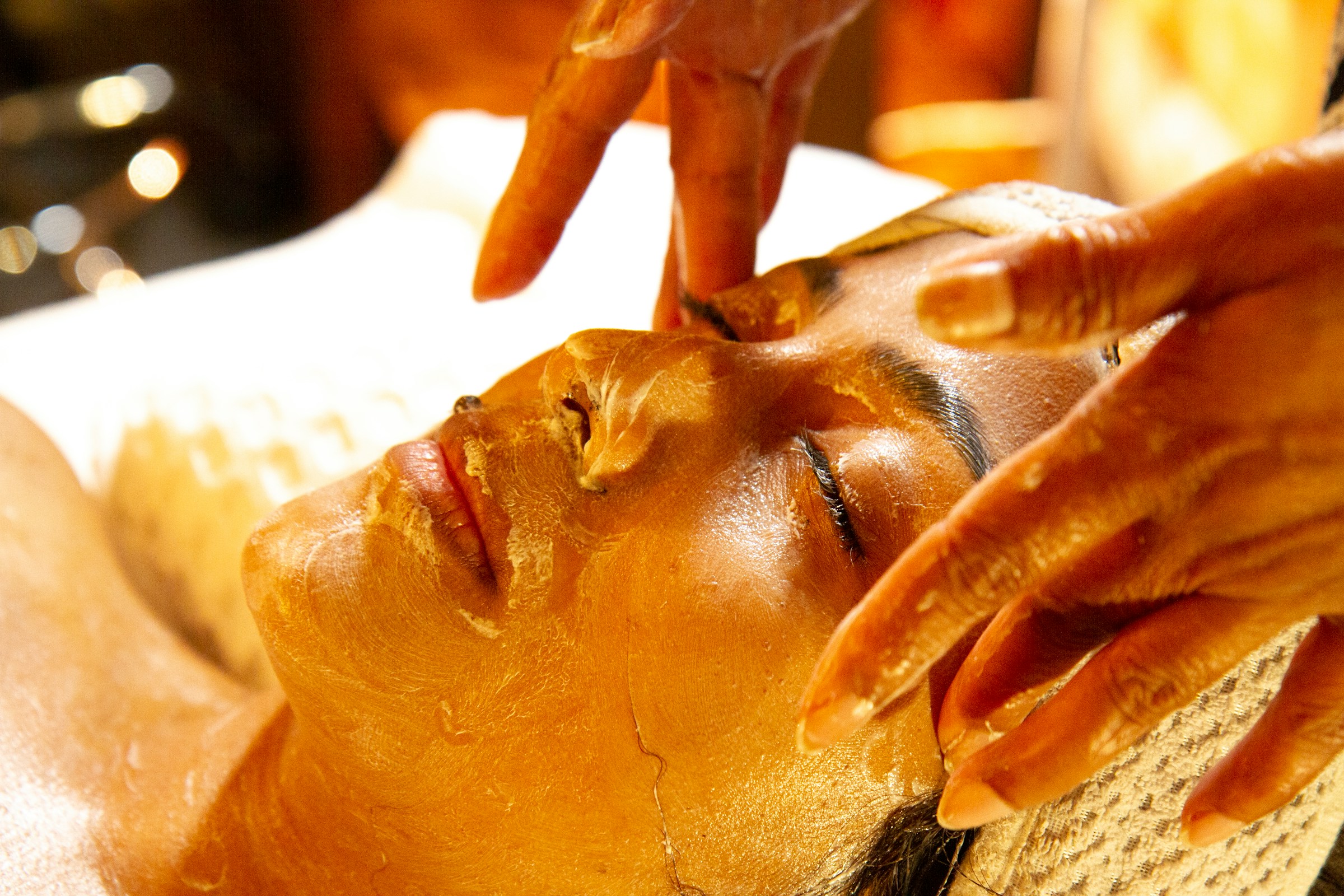 Una mujer recibiendo un tratamiento facial de oro | Fuente: Unsplash