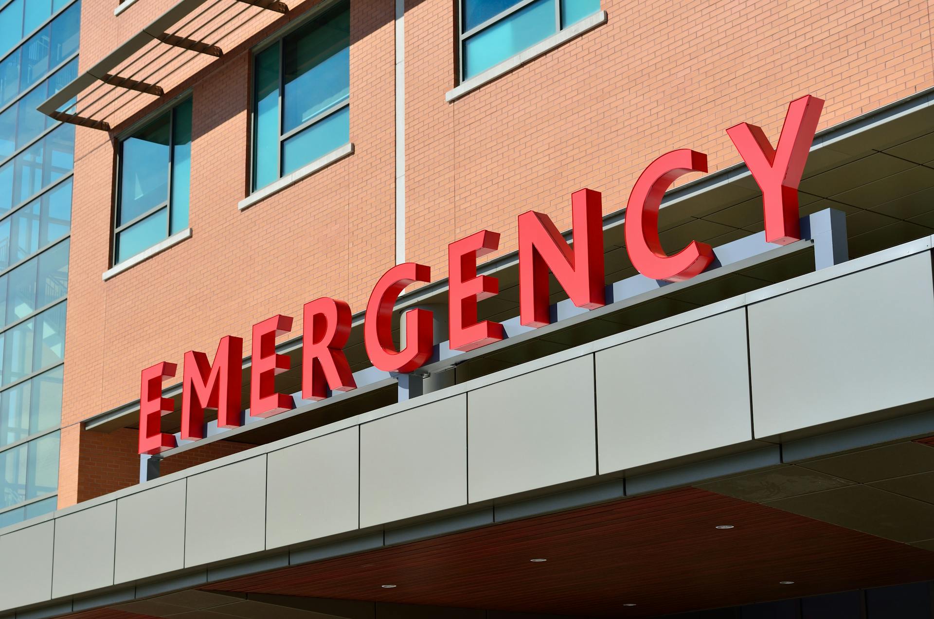 Una señal de emergencia en el exterior de un hospital | Fuente: Pexels