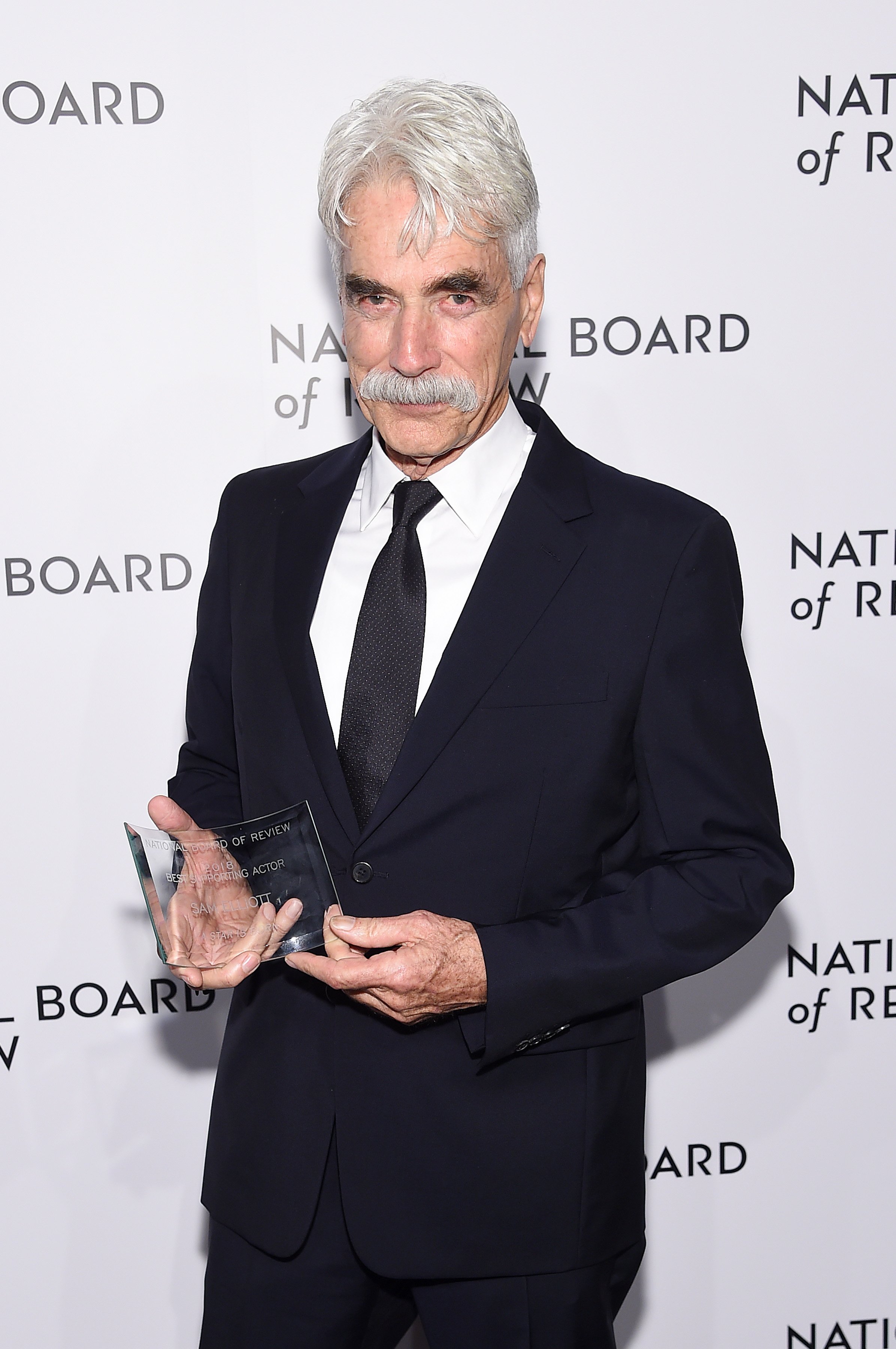 Sam Elliot posa entre bastidores con el premio al Mejor Actor de Reparto por A Star Is Born durante la Gala Anual de Premios de la National Board of Review en Cipriani 42nd Street el 8 de enero de 2019 en la ciudad de Nueva York | Foto: Getty Images