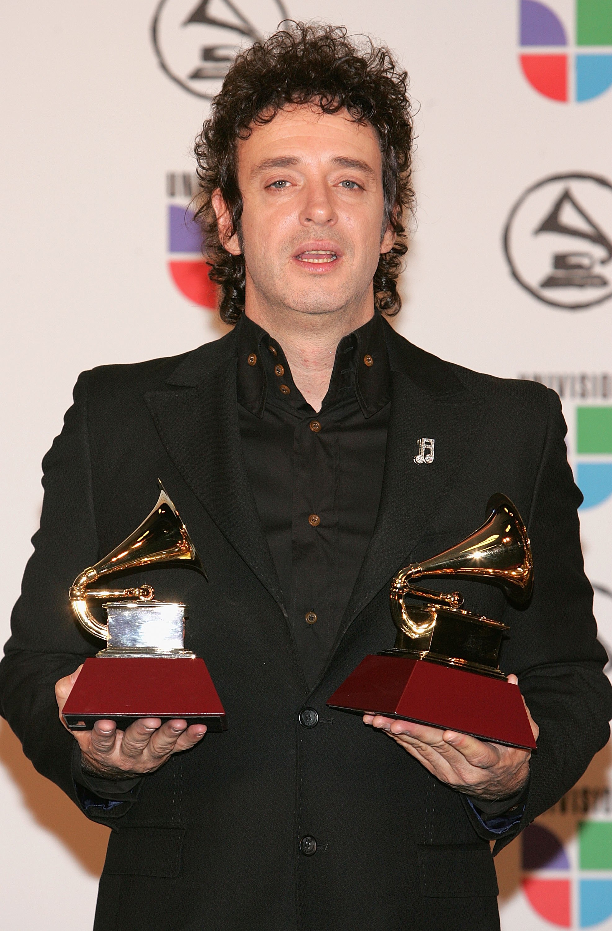 Gustavo Cerati posa con sus premios a "Mejor Álbum Vocal Solista de Rock" y "Mejor Canción de Rock" en la sala de prensa de la 7a. Entrega Anual de los Premios Grammy Latinos en el Madison Square Garden el 2 de noviembre de 2006 en la ciudad de Nueva York. | Fuente: Getty Images.