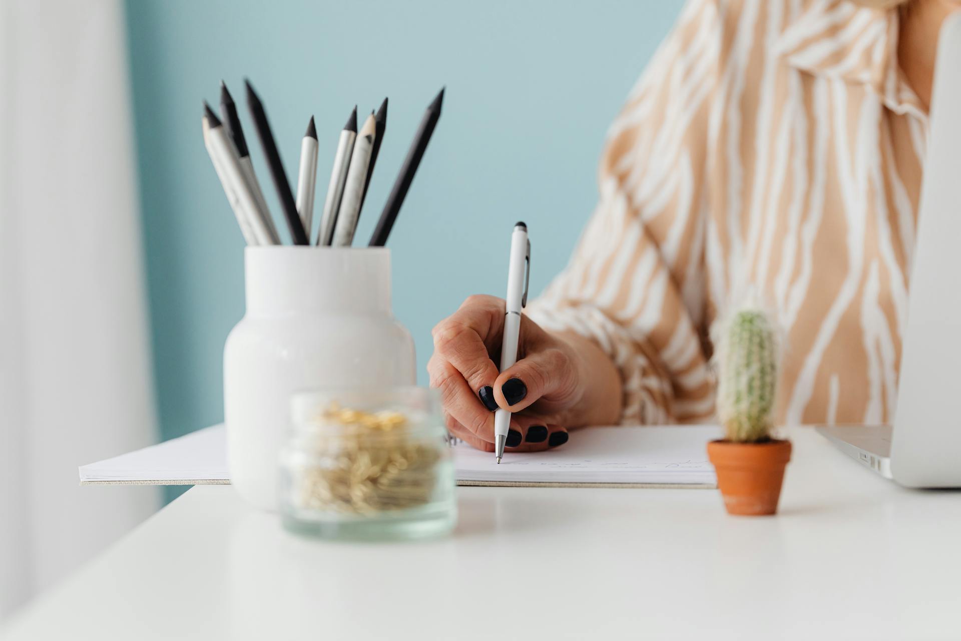 Una mujer escribiendo en un papel | Fuente: Pexels