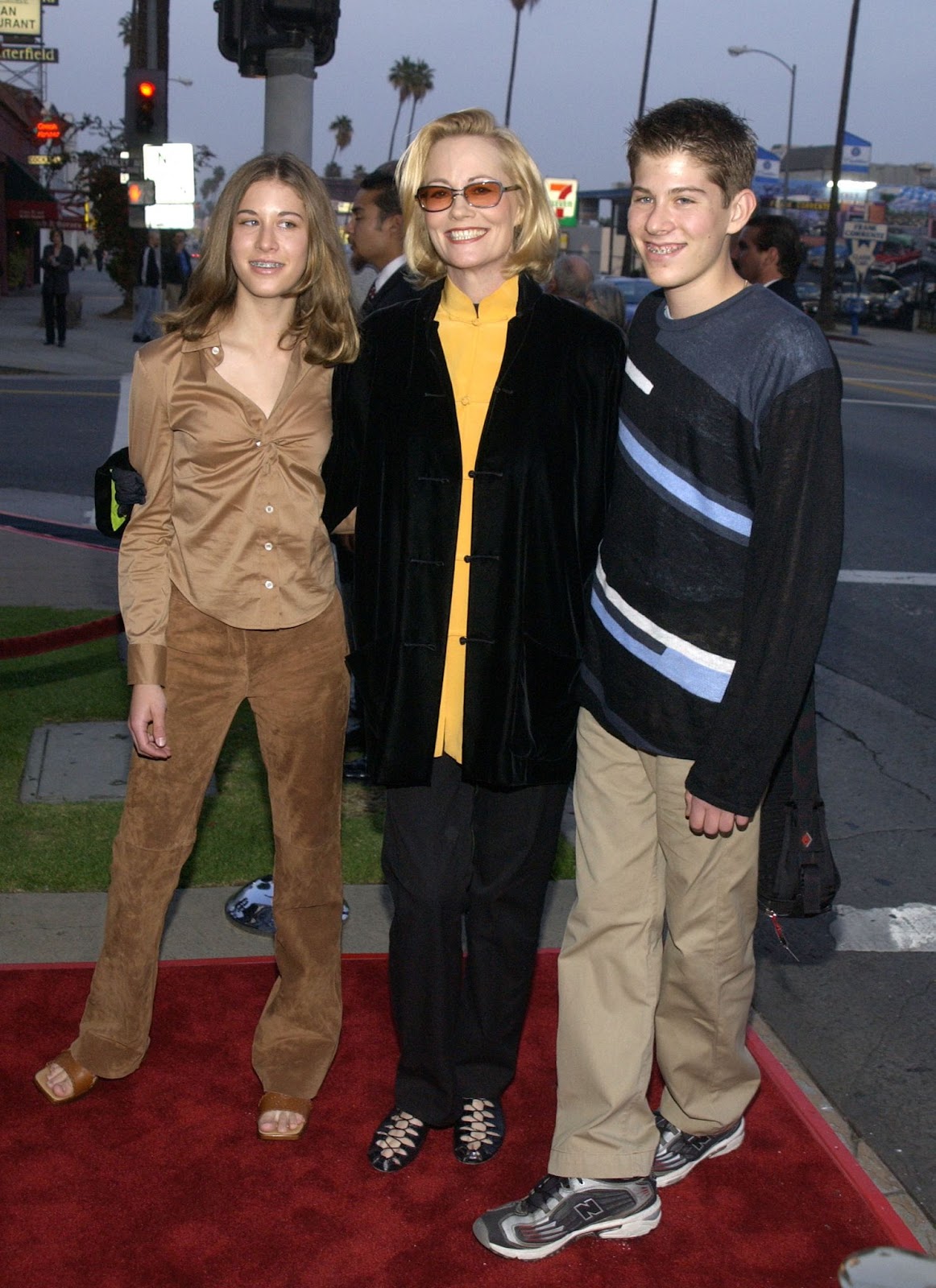 Cybill Shepherd con su hija Molly y su hijo Cyrus Shepherd-Oppenheim en el estreno en Los Ángeles de "The Cat's Meow" en Hollywood, California, 2022 | Fuente: Getty Images