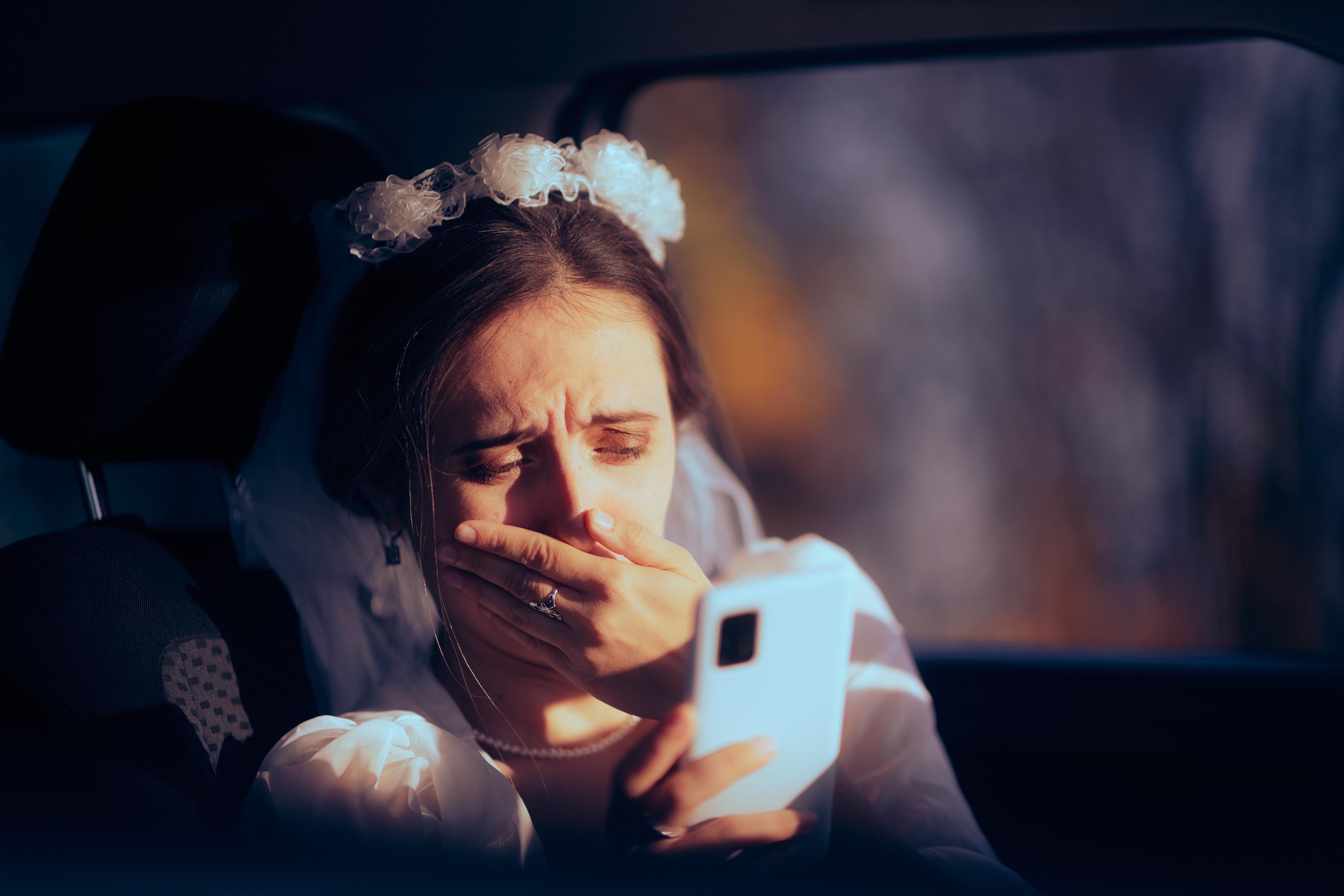 Una novia llorando mientras mira su smartphone. | Foto: Shutterstock