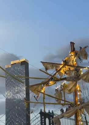 Marineros se aferraron a las velas, tras quedar colgando luego del impacto del buque mexicano contra el puente de Brooklyn. | Fuente: TikTok/Latinus.