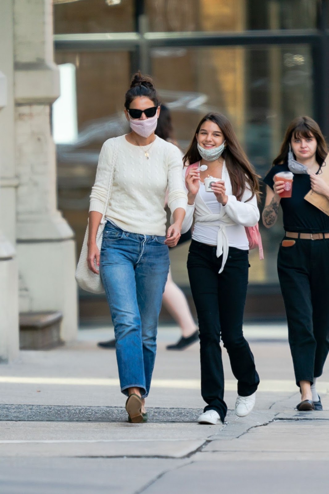 El 8 de septiembre de 2020, Katie Holmes y su hija fueron vistas disfrutando de un día de paseo en Nueva York. Ahora adolescente, Suri comparte un estrecho vínculo con su madre, que la ha criado en gran parte sola, lejos de los focos | Fuente: Getty Images