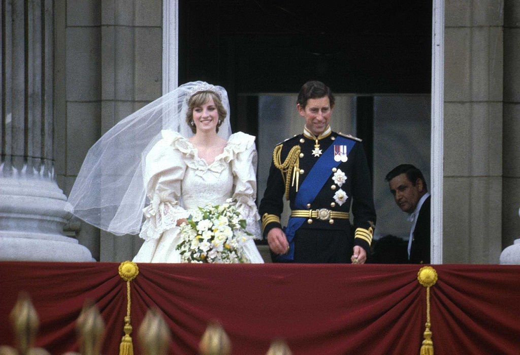 El príncipe Charles y la princesa Diana en el Palacio de Buckingham, Londres, Inglaterra, 29 de julio de 1981. | Foto: Getty Images