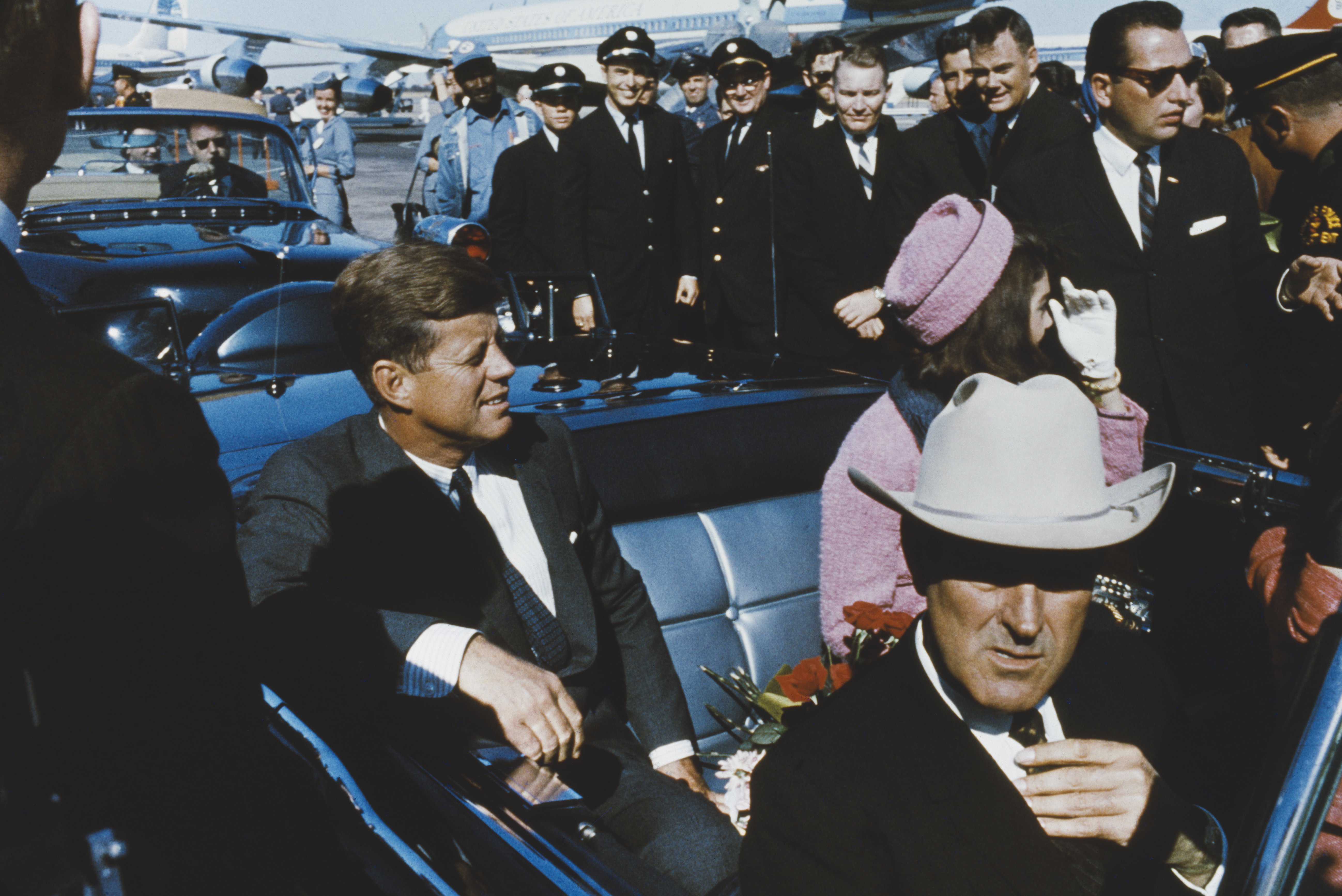 John F. Kennedy con su esposa Jacqueline y John Connally, fotografiados el día de su asesinato, el 22 de noviembre de 1963, en Dallas Texas | Fuente: Getty Images