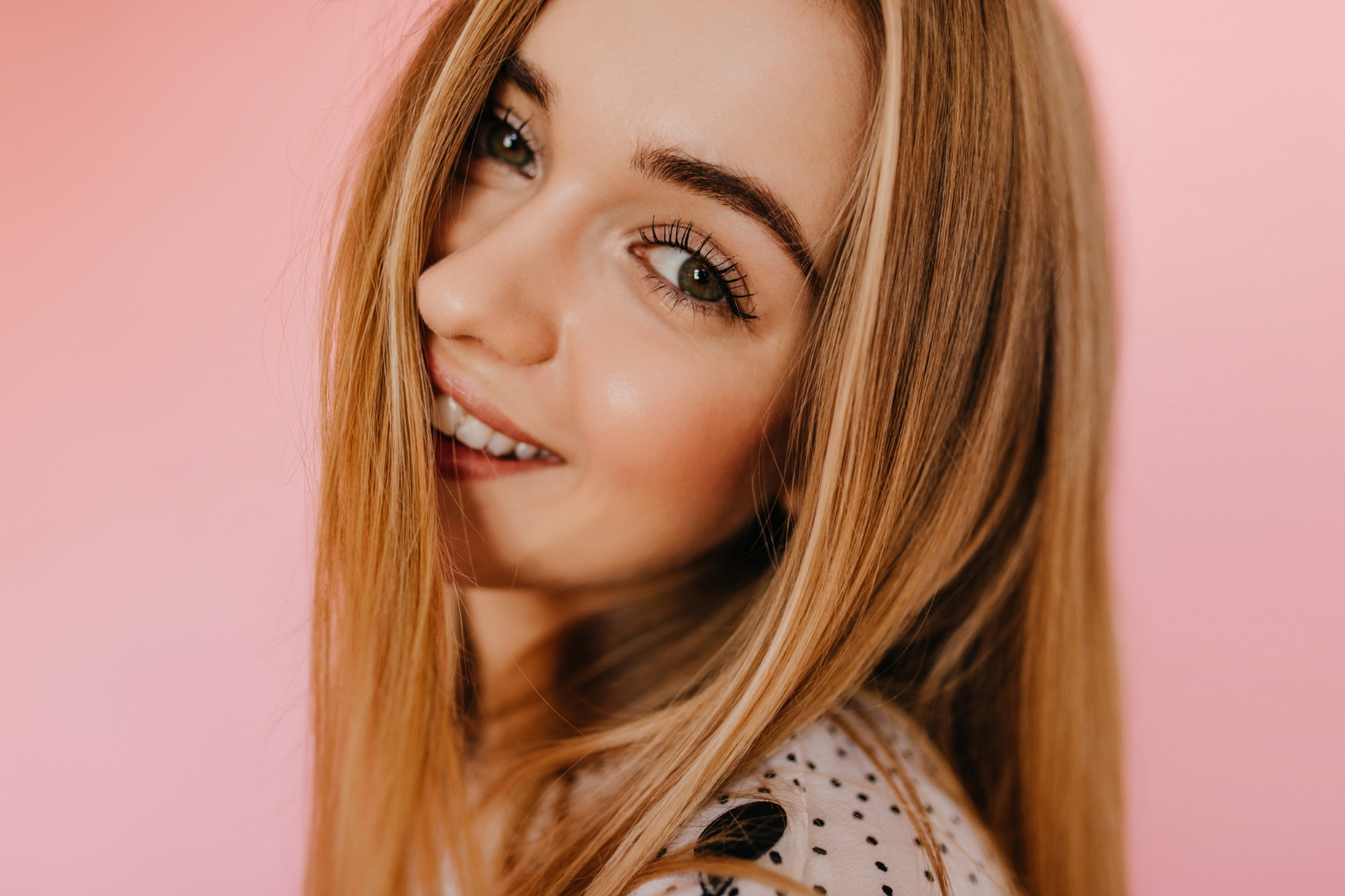 Una mujer sonriendo cálidamente | Fuente: Freepik