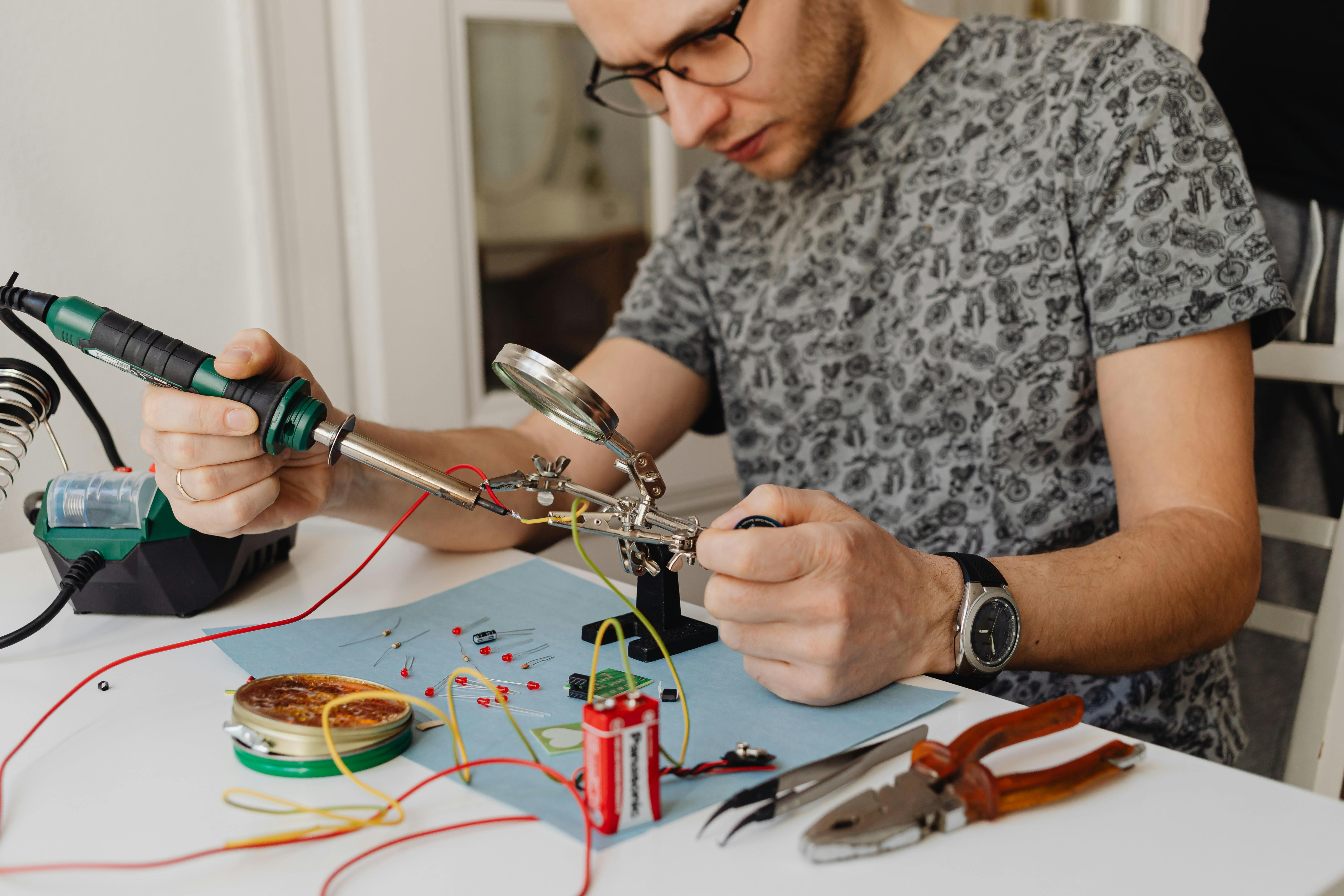 Un electricista trabajando en casa | Fuente: Pexels