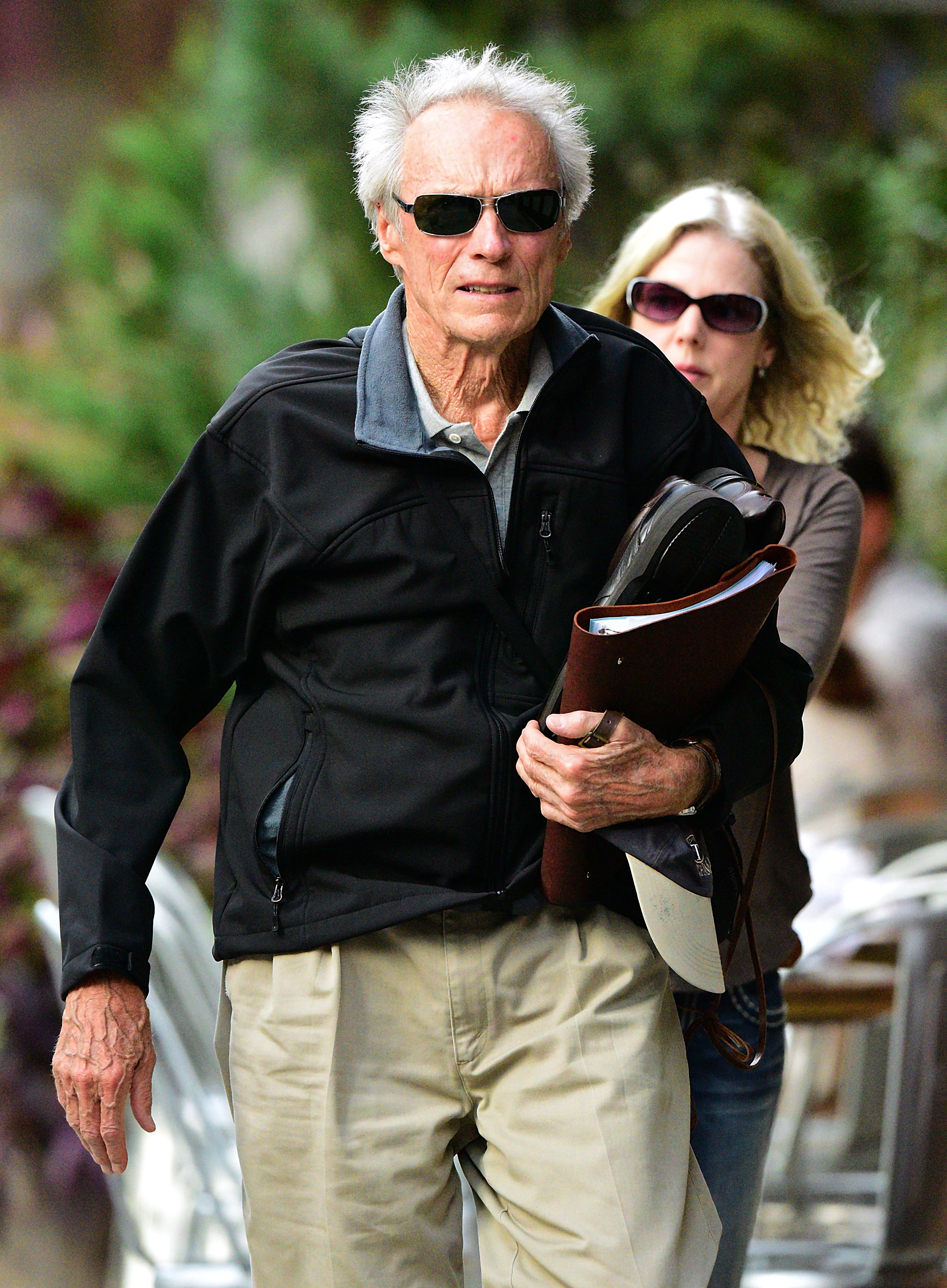 Clint Eastwood y Christina Sandera vistos en las calles de Manhattan en Nueva York, el 28 de septiembre de 2015. | Fuente: Getty Images