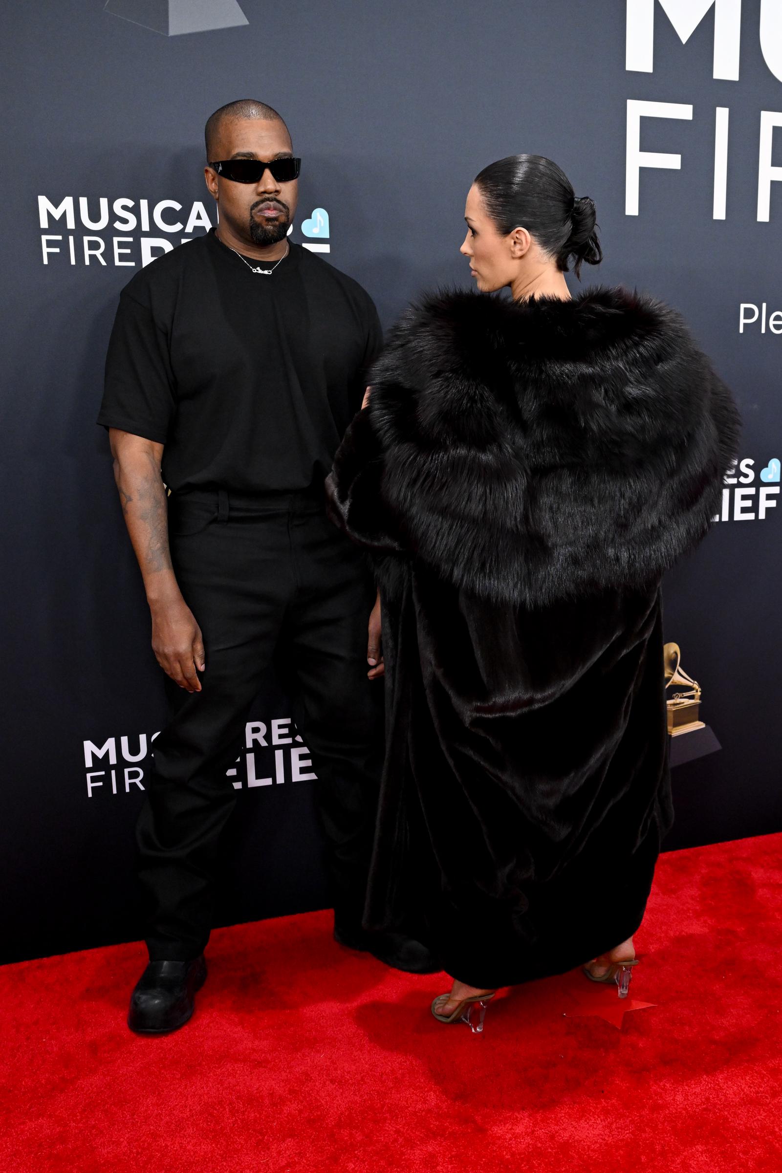 Kanye West y Bianca Censori a punto de montar una escena en la alfombra roja de los Grammy. | Fuente: Getty Images