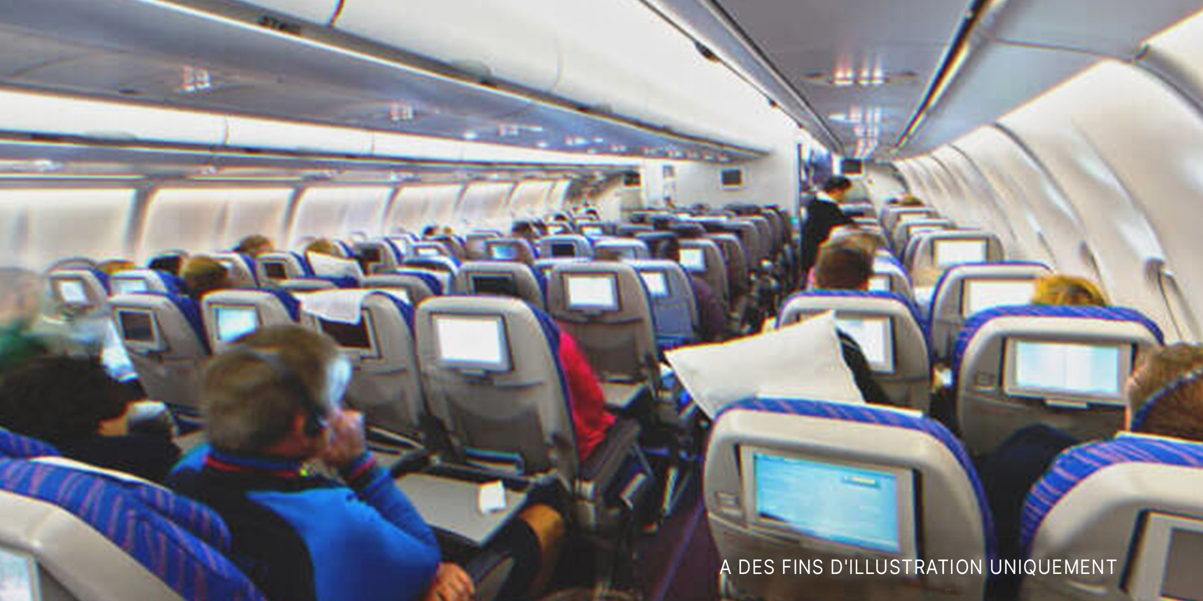 Des passagers assis dans un avion | Source : Shutterstock